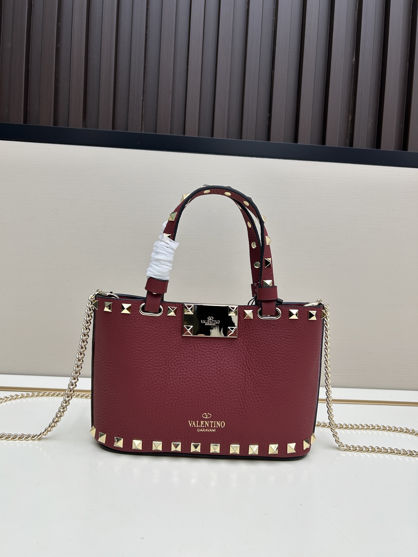 新品上架VALENTNO GARAVANI ROCKSTUD 迷你粒面小牛皮手袋 这款手袋配有手提柄和可