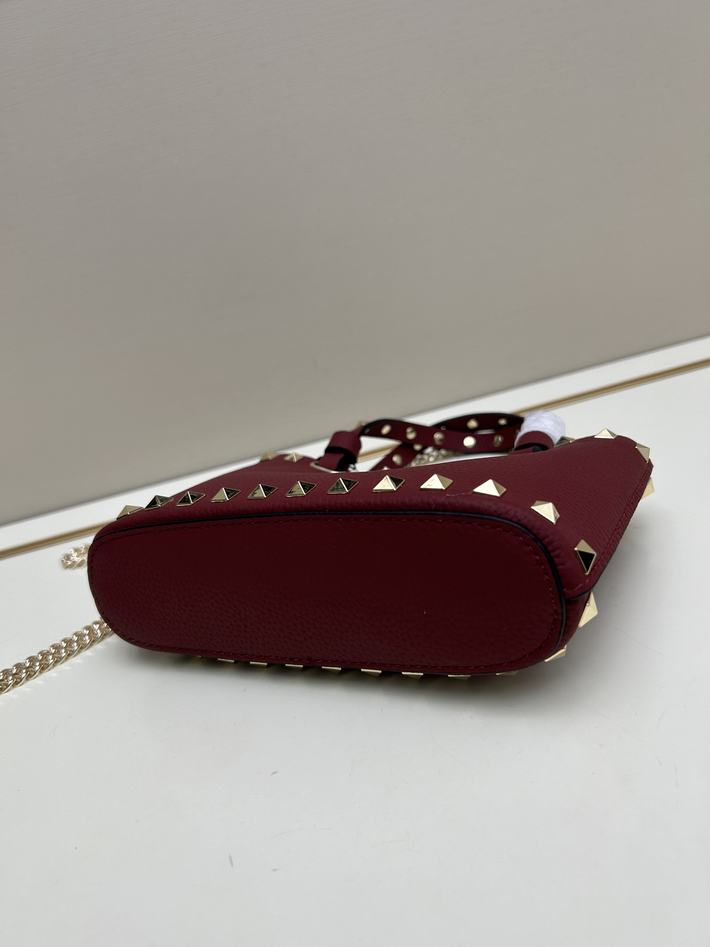 新品上架VALENTNO GARAVANI ROCKSTUD 迷你粒面小牛皮手袋 这款手袋配有手提柄和可