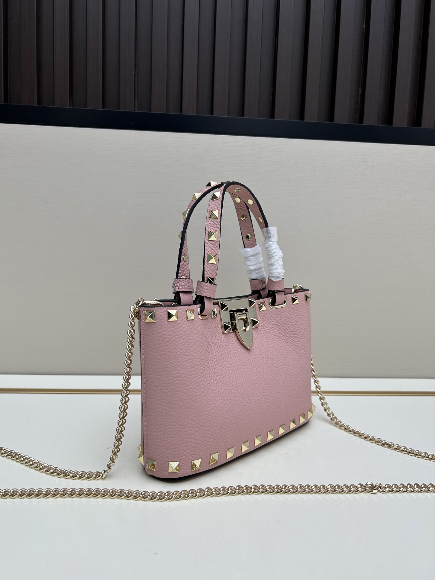 新品上架VALENTNO GARAVANI ROCKSTUD 迷你粒面小牛皮手袋 这款手袋配有手提柄和可