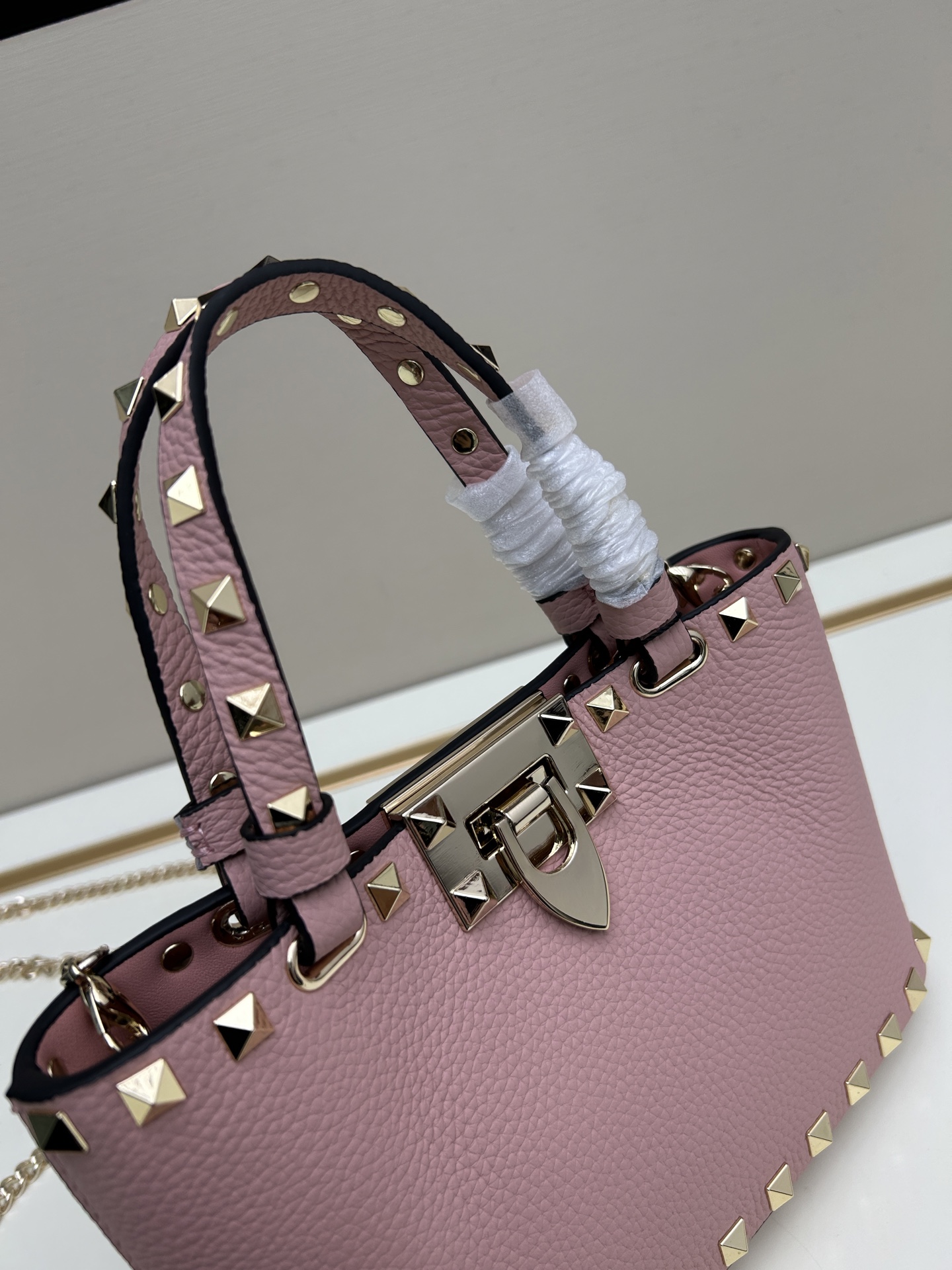 新品上架VALENTNO GARAVANI ROCKSTUD 迷你粒面小牛皮手袋 这款手袋配有手提柄和可