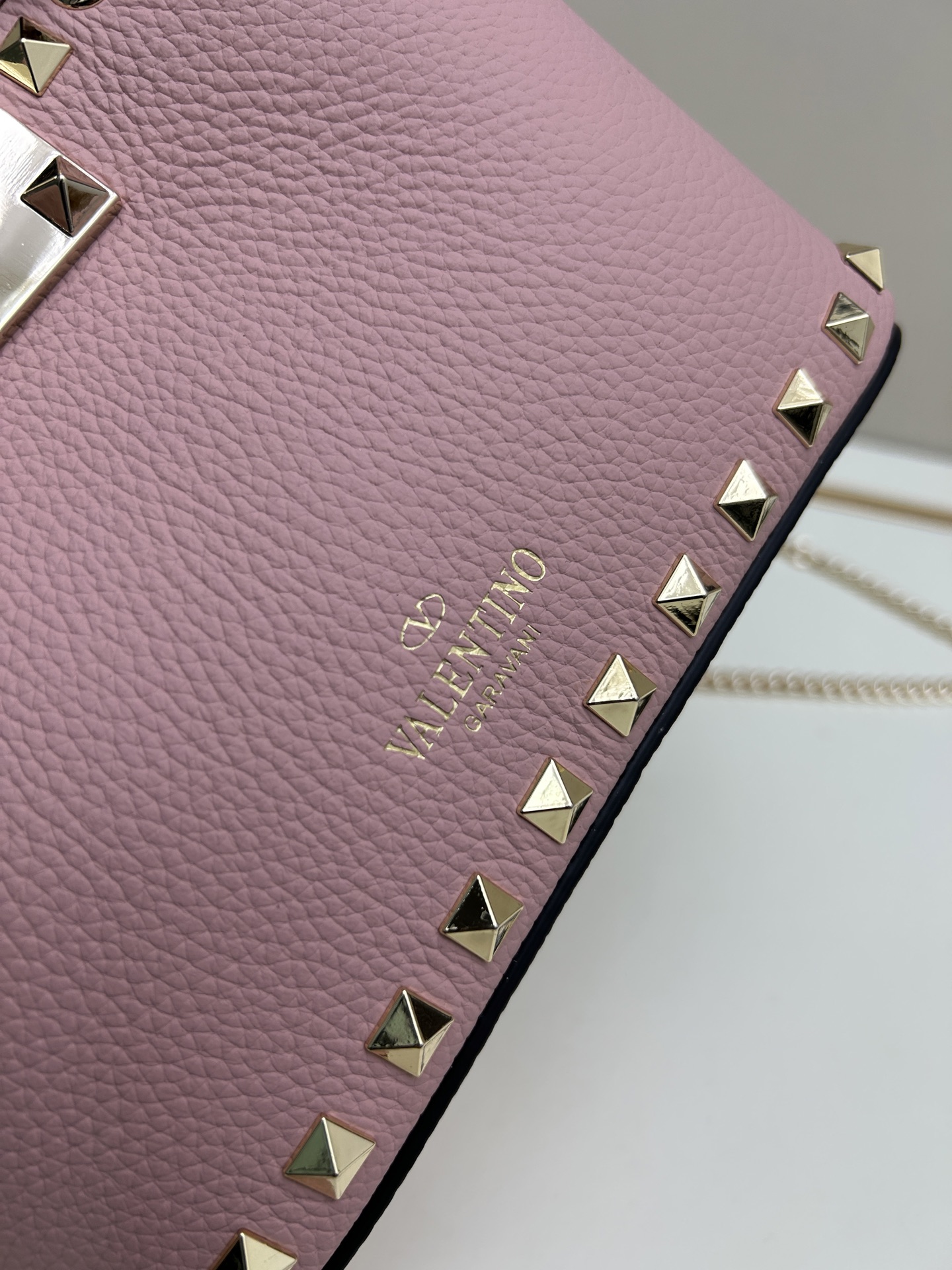 新品上架VALENTNO GARAVANI ROCKSTUD 迷你粒面小牛皮手袋 这款手袋配有手提柄和可