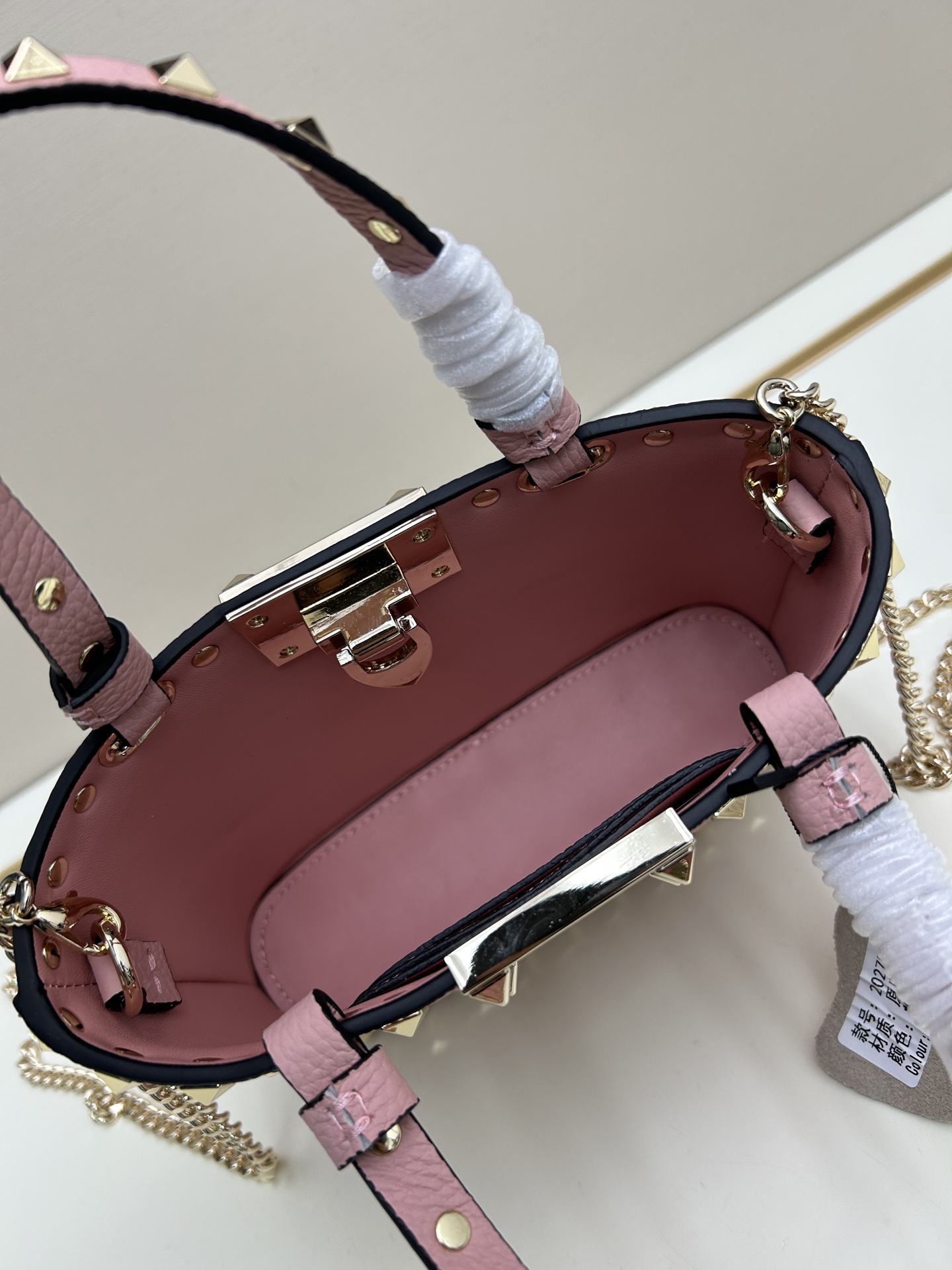 新品上架VALENTNO GARAVANI ROCKSTUD 迷你粒面小牛皮手袋 这款手袋配有手提柄和可