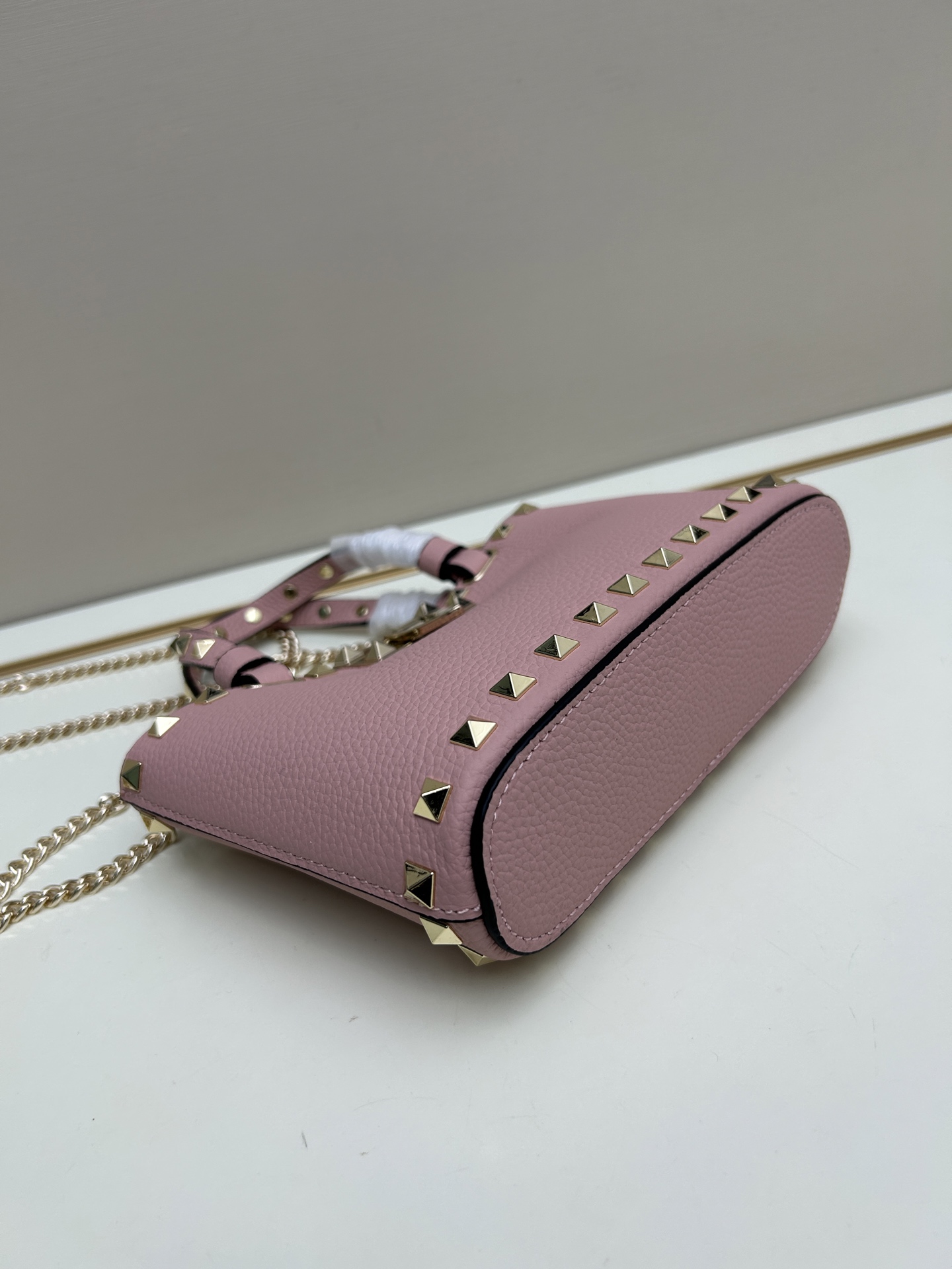 新品上架VALENTNO GARAVANI ROCKSTUD 迷你粒面小牛皮手袋 这款手袋配有手提柄和可