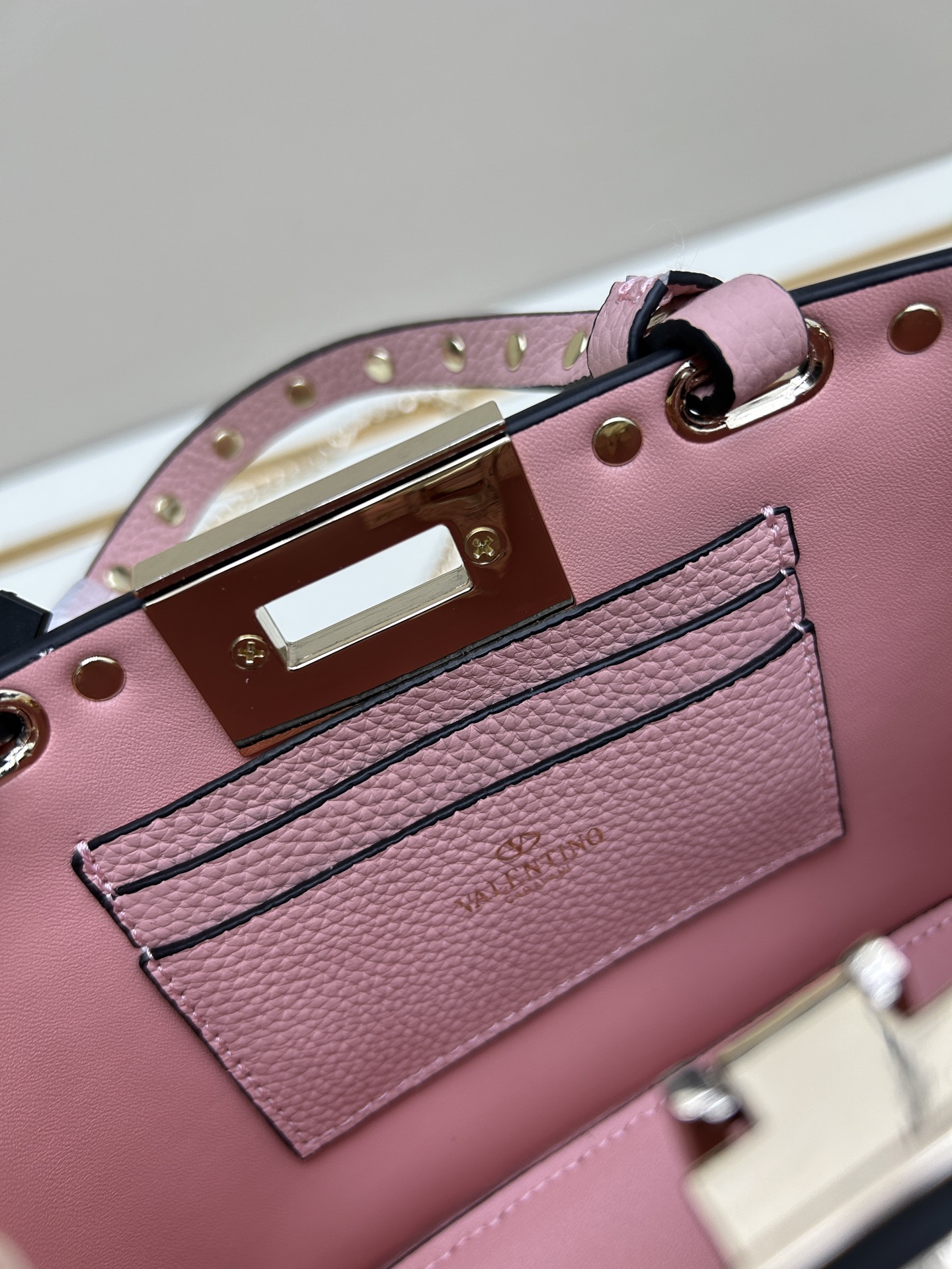 新品上架VALENTNO GARAVANI ROCKSTUD 迷你粒面小牛皮手袋 这款手袋配有手提柄和可