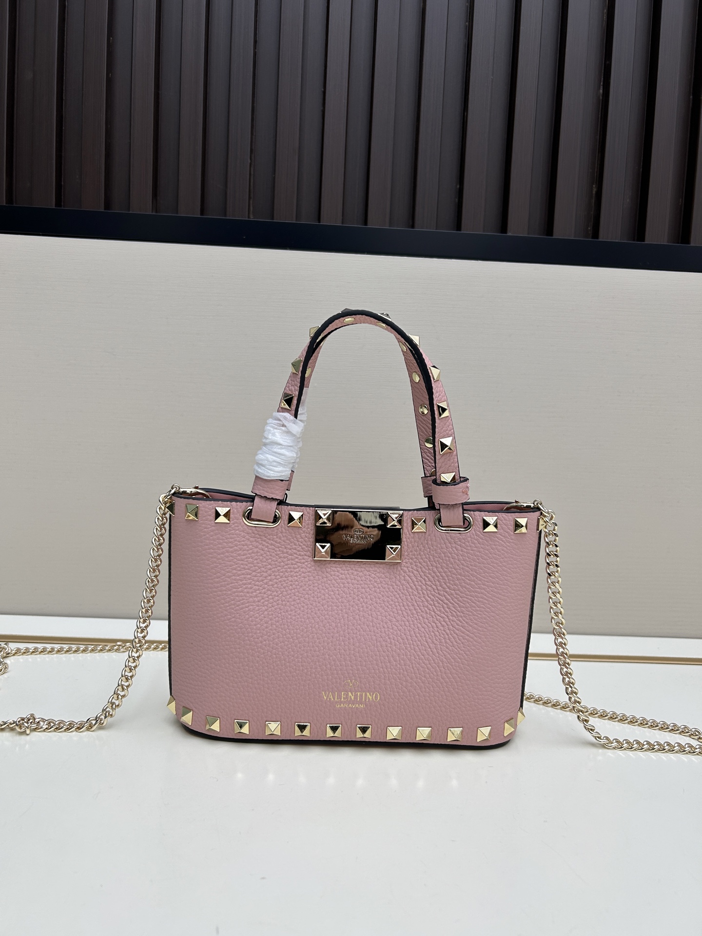 新品上架VALENTNO GARAVANI ROCKSTUD 迷你粒面小牛皮手袋 这款手袋配有手提柄和可