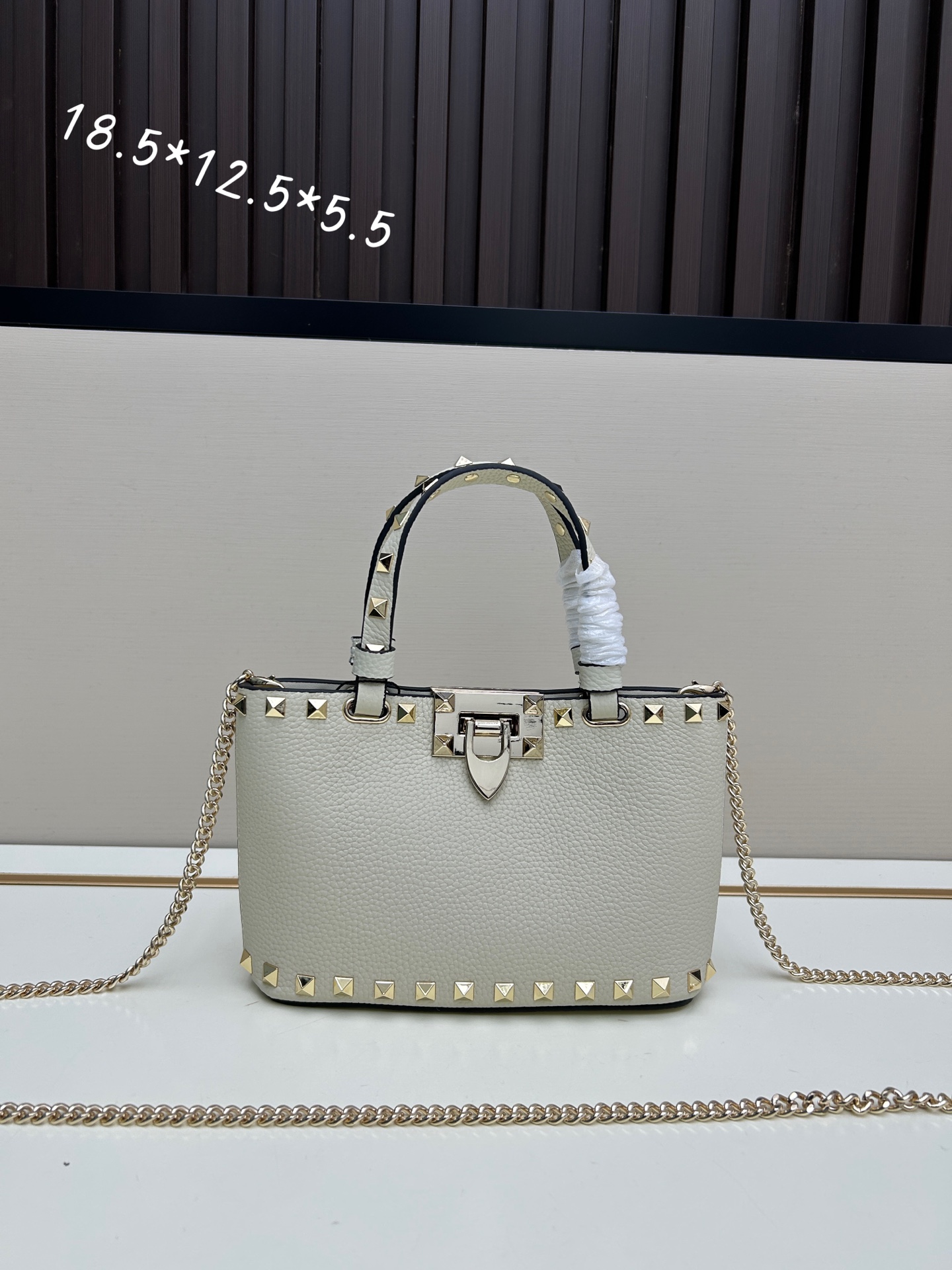 新品上架VALENTNO GARAVANI ROCKSTUD 迷你粒面小牛皮手袋 这款手袋配有手提柄和可