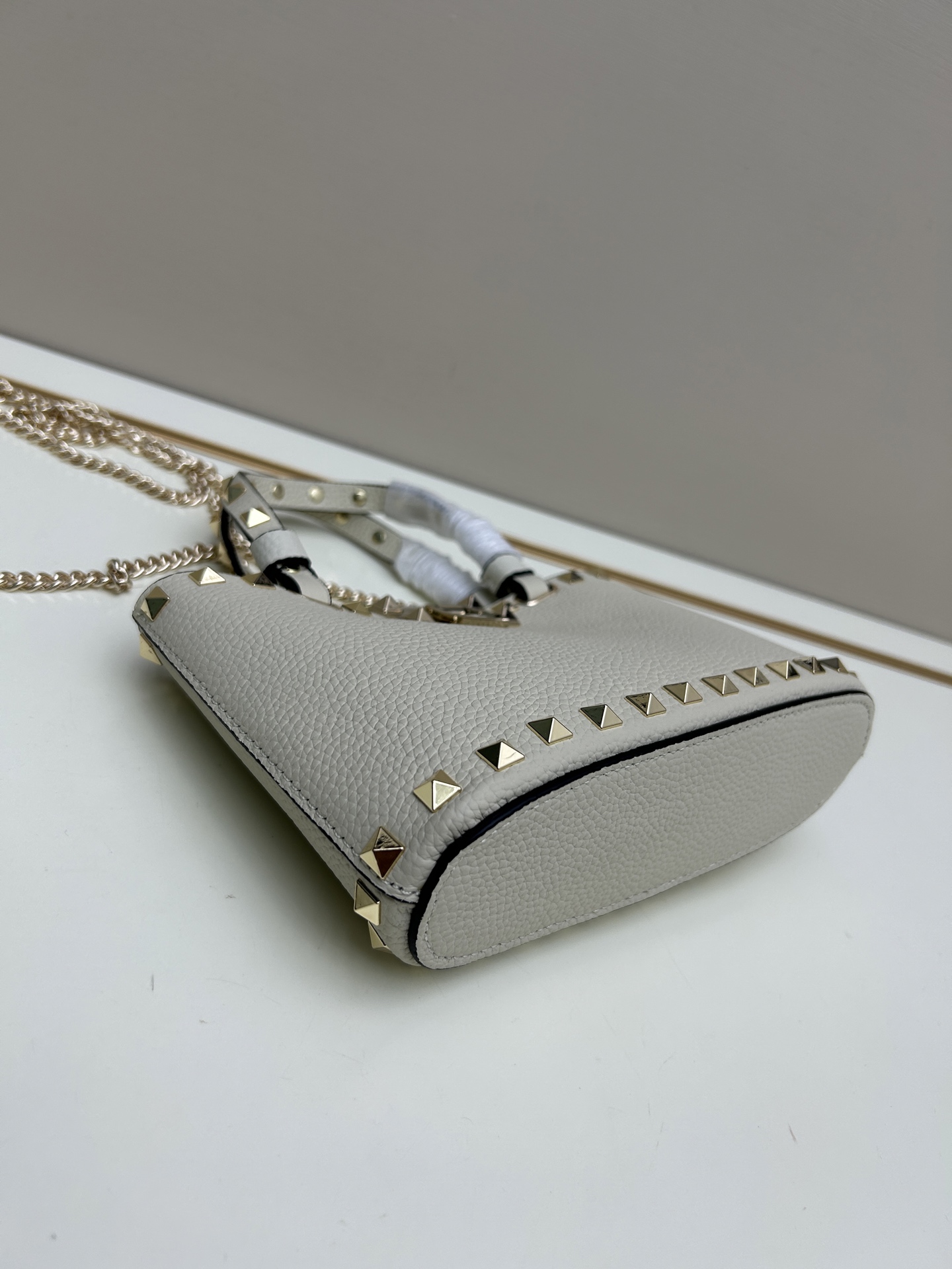 新品上架VALENTNO GARAVANI ROCKSTUD 迷你粒面小牛皮手袋 这款手袋配有手提柄和可