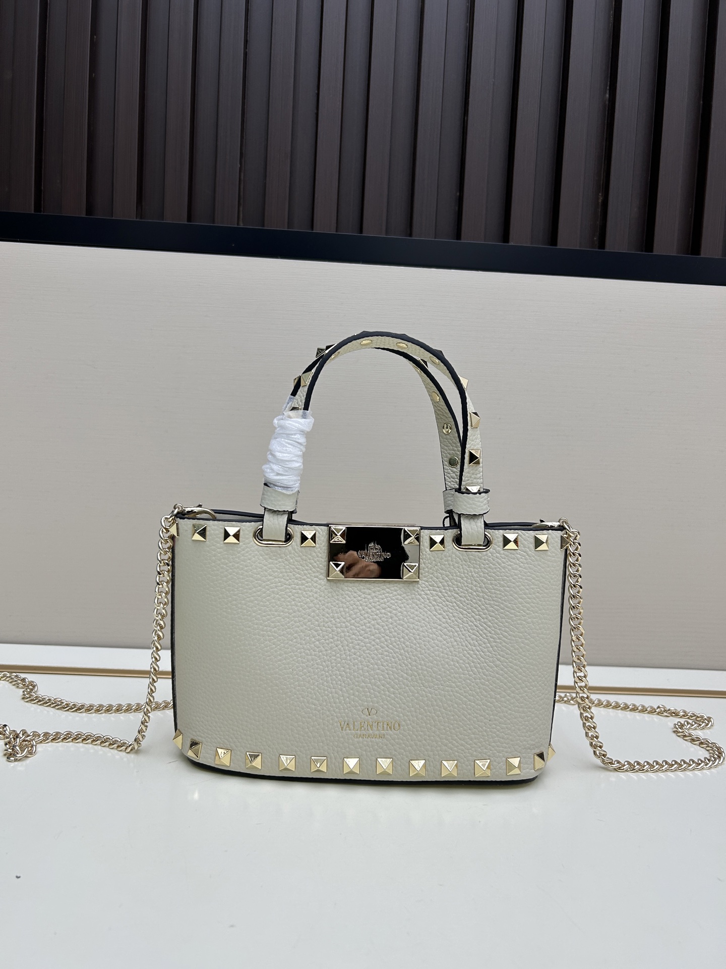 新品上架VALENTNO GARAVANI ROCKSTUD 迷你粒面小牛皮手袋 这款手袋配有手提柄和可