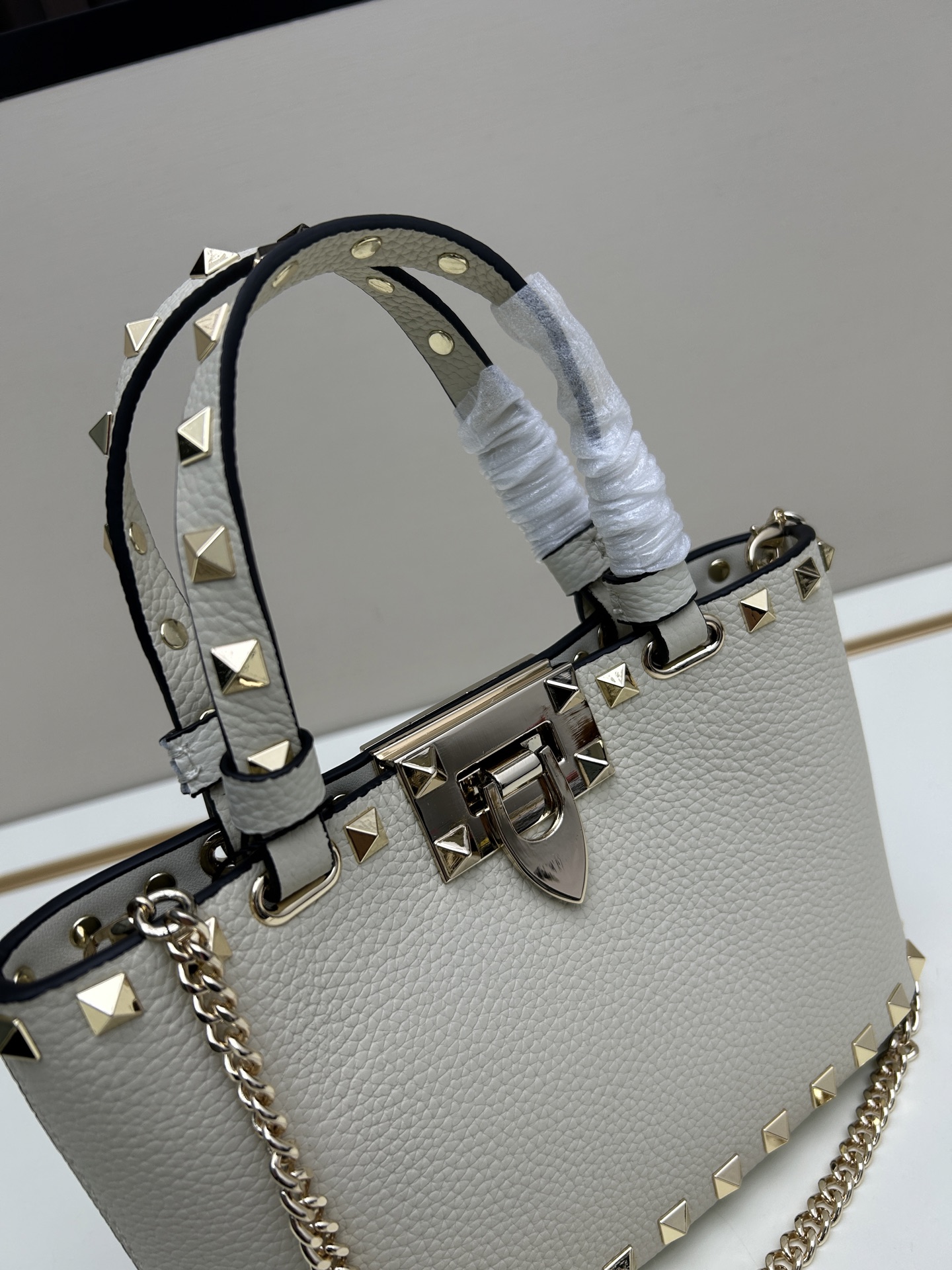 新品上架VALENTNO GARAVANI ROCKSTUD 迷你粒面小牛皮手袋 这款手袋配有手提柄和可