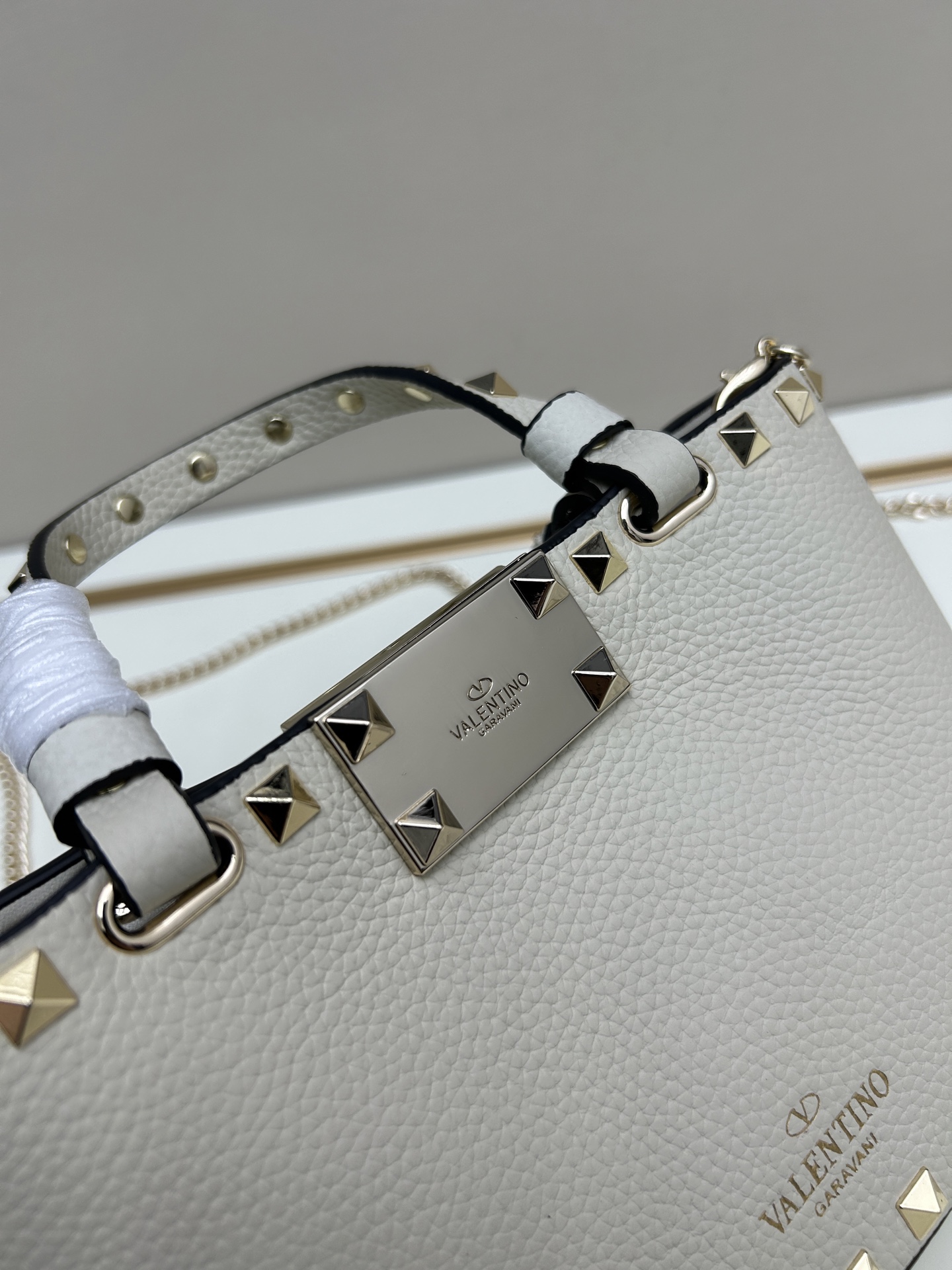 新品上架VALENTNO GARAVANI ROCKSTUD 迷你粒面小牛皮手袋 这款手袋配有手提柄和可