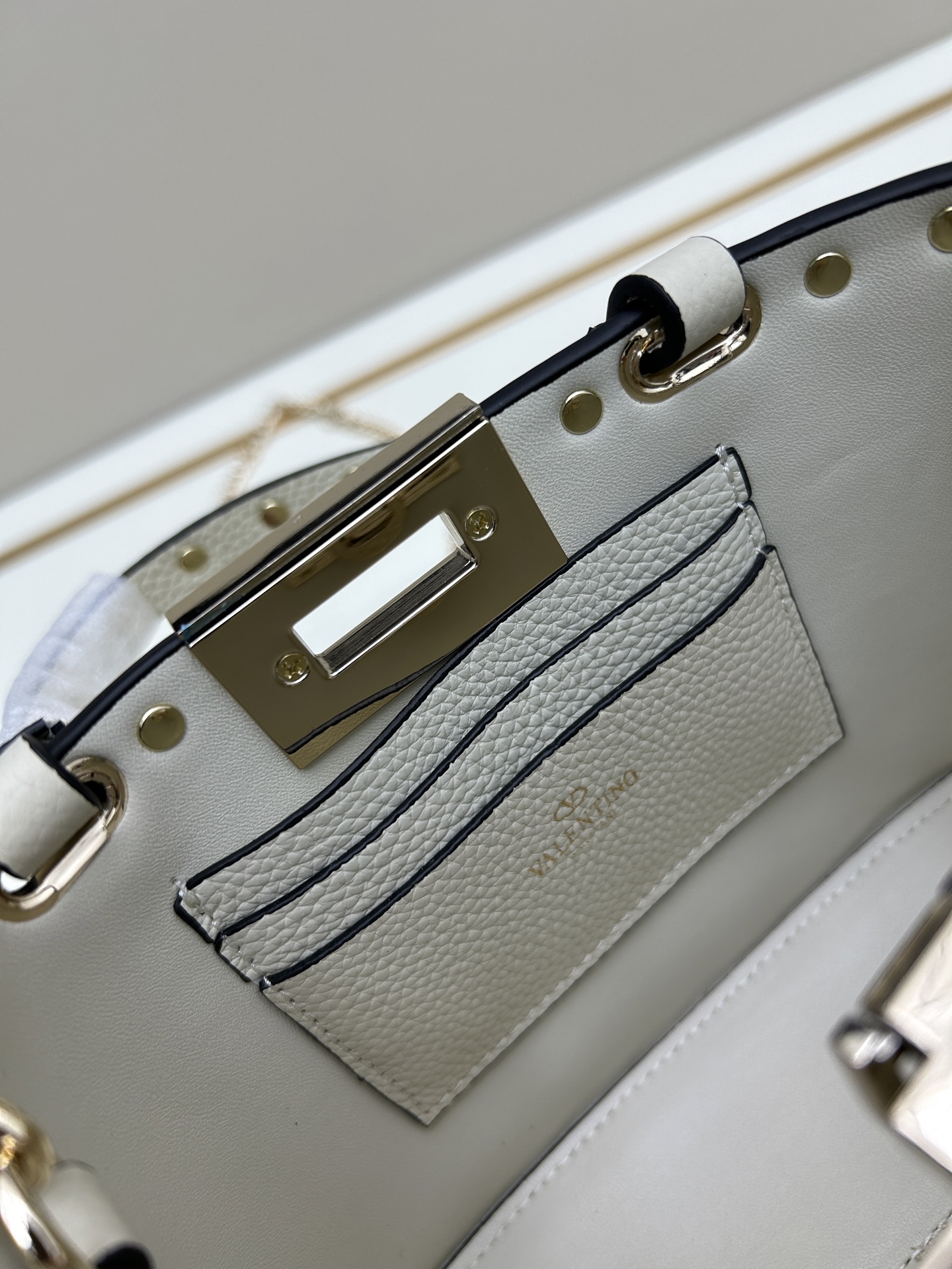 新品上架VALENTNO GARAVANI ROCKSTUD 迷你粒面小牛皮手袋 这款手袋配有手提柄和可