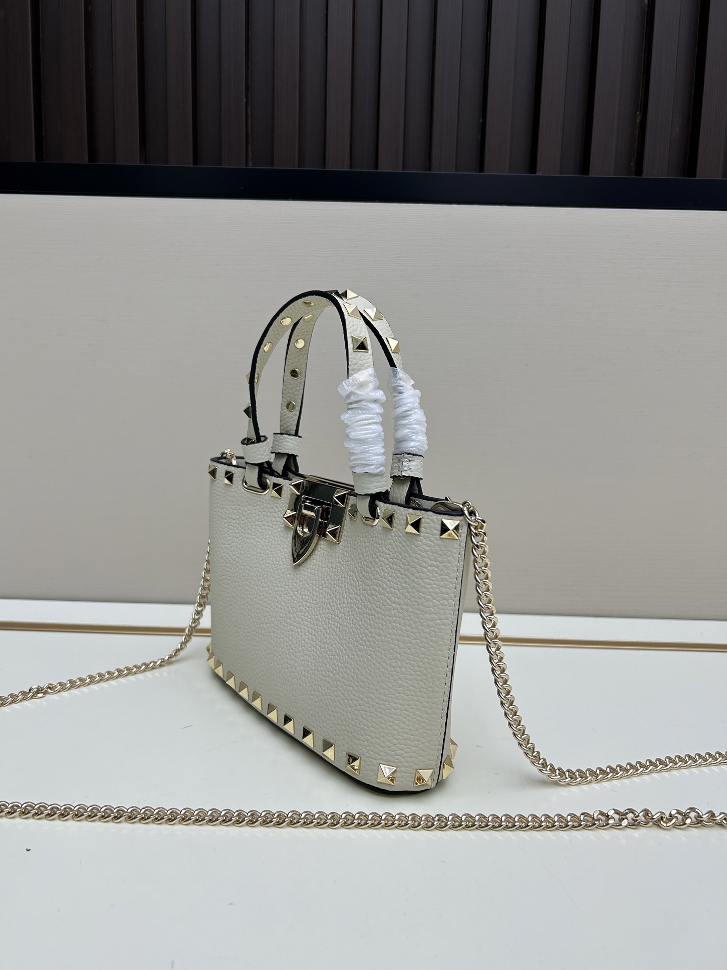 新品上架VALENTNO GARAVANI ROCKSTUD 迷你粒面小牛皮手袋 这款手袋配有手提柄和可