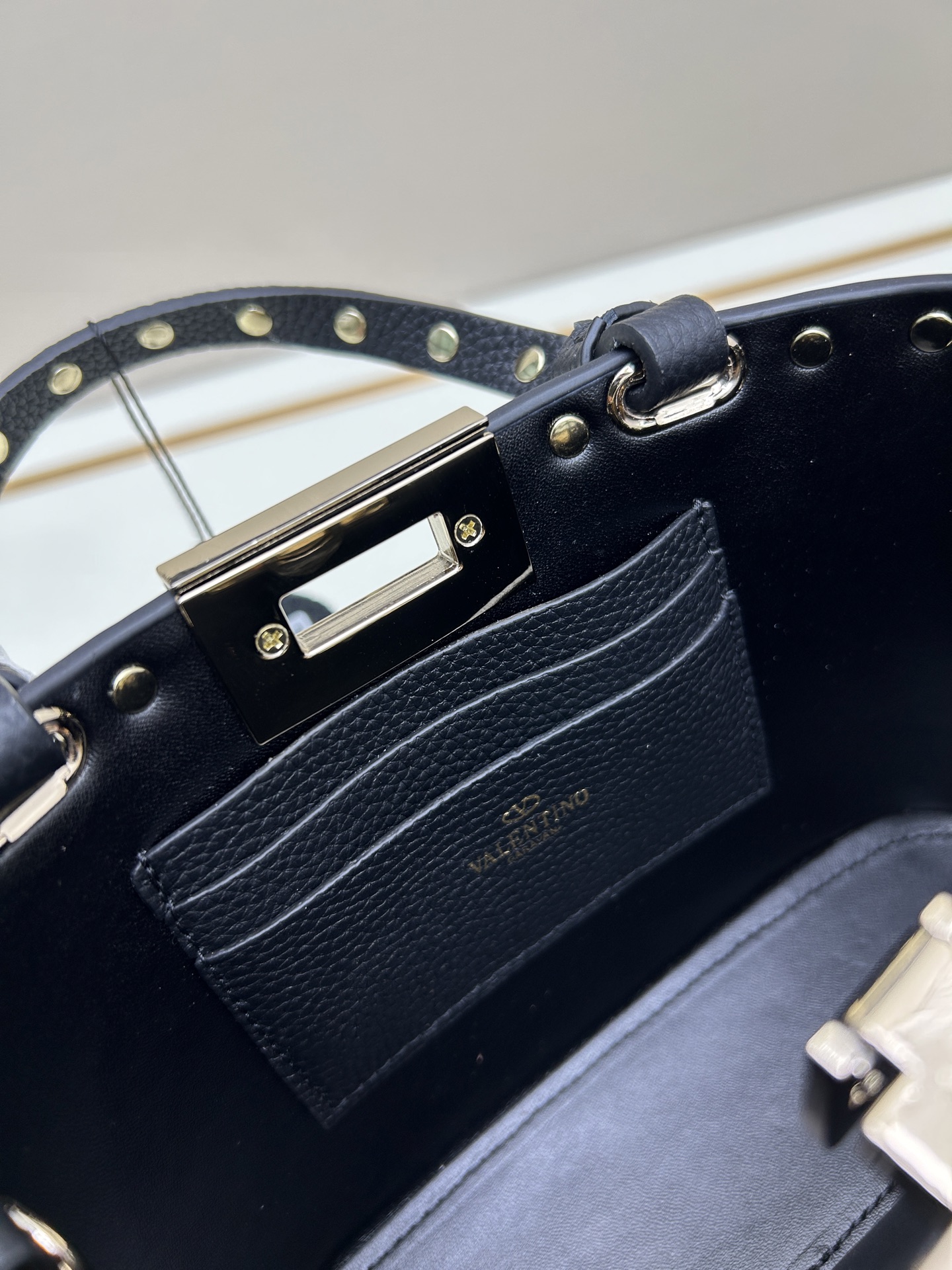 新品上架VALENTNO GARAVANI ROCKSTUD 迷你粒面小牛皮手袋 这款手袋配有手提柄和可