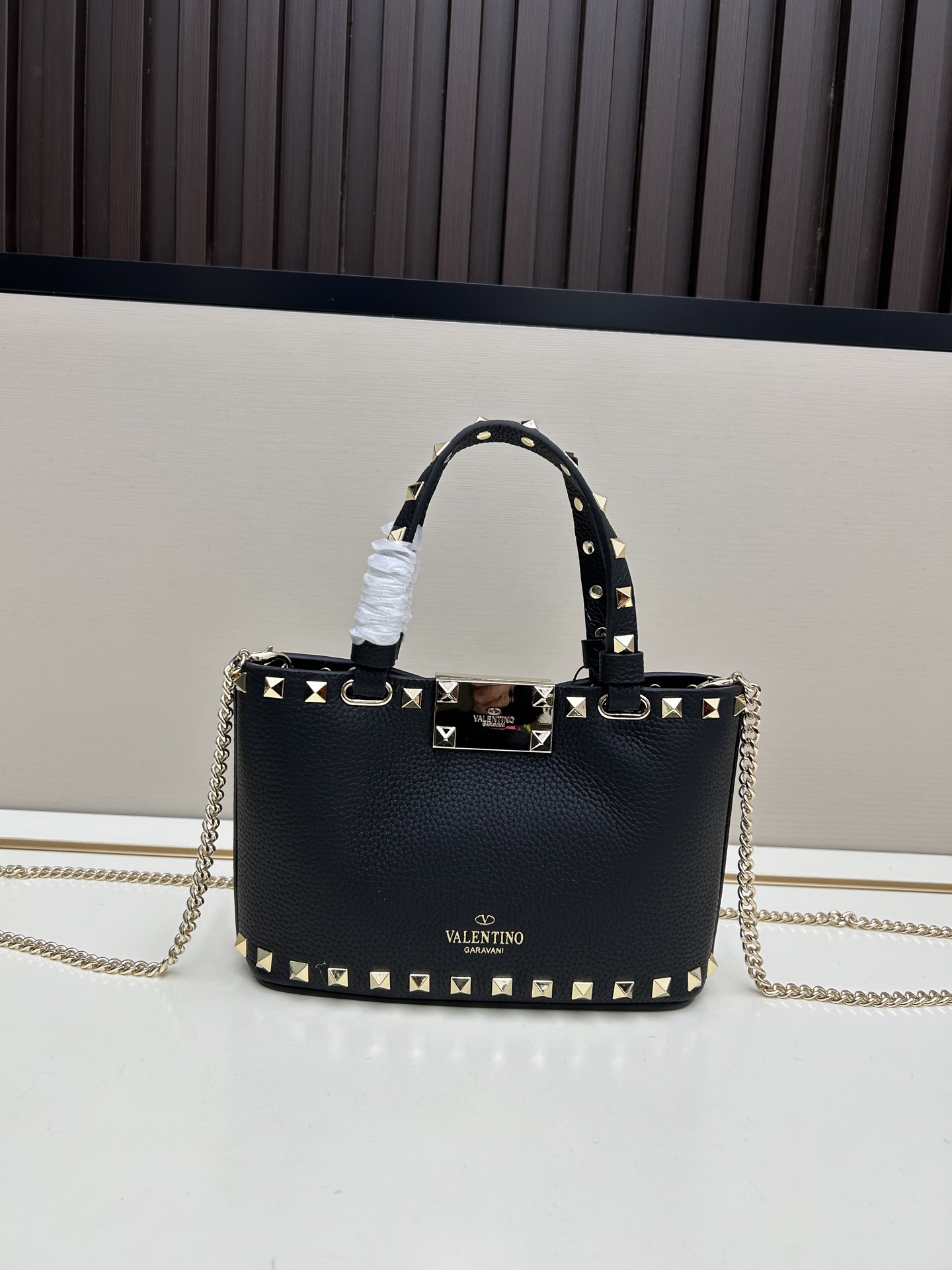 新品上架VALENTNO GARAVANI ROCKSTUD 迷你粒面小牛皮手袋 这款手袋配有手提柄和可