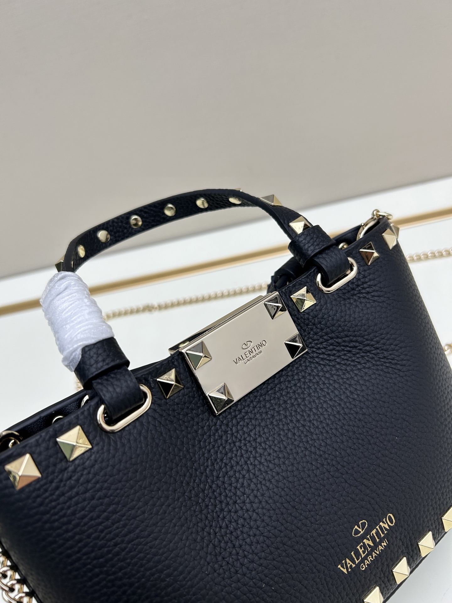 新品上架VALENTNO GARAVANI ROCKSTUD 迷你粒面小牛皮手袋 这款手袋配有手提柄和可