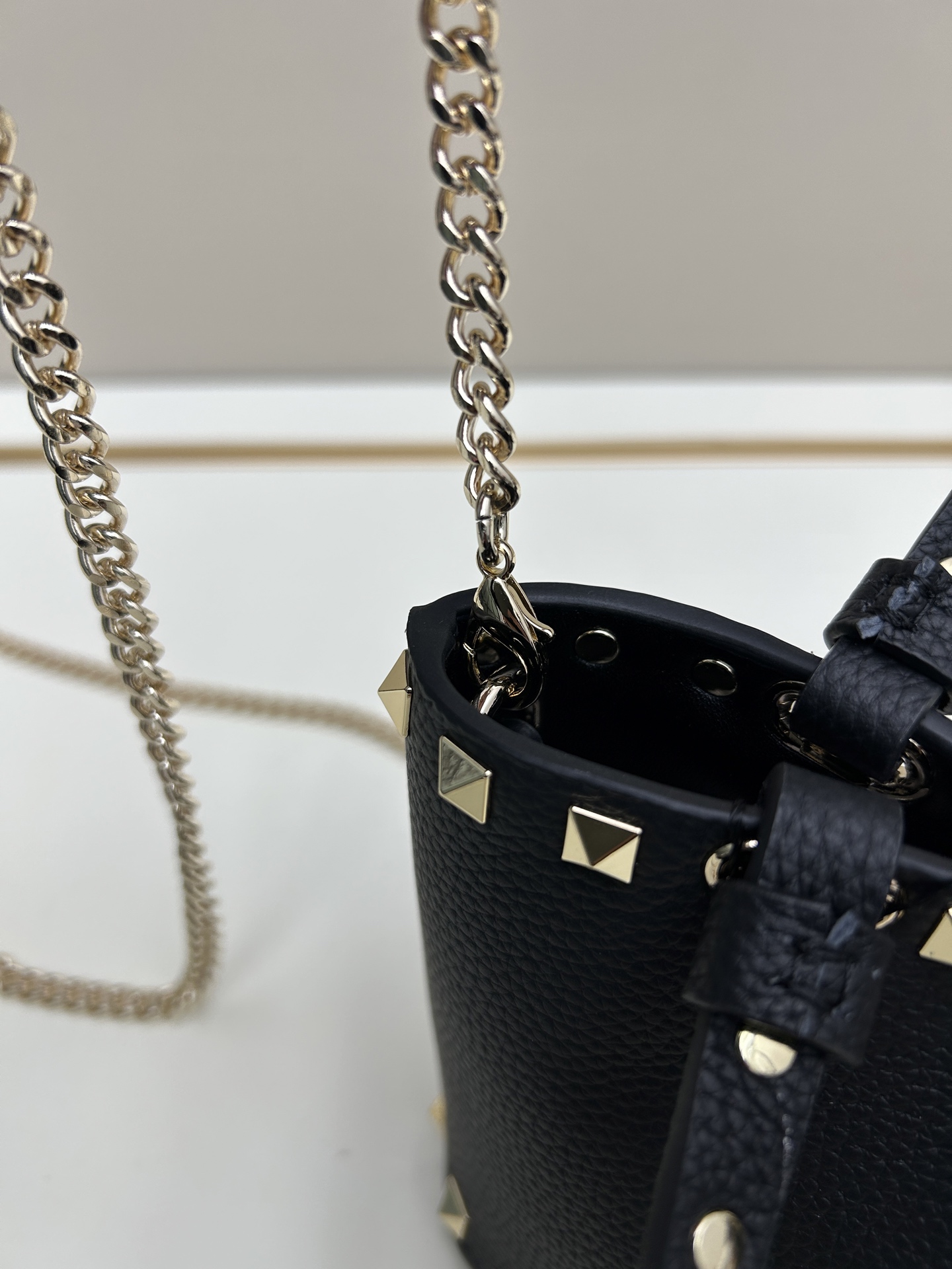 新品上架VALENTNO GARAVANI ROCKSTUD 迷你粒面小牛皮手袋 这款手袋配有手提柄和可