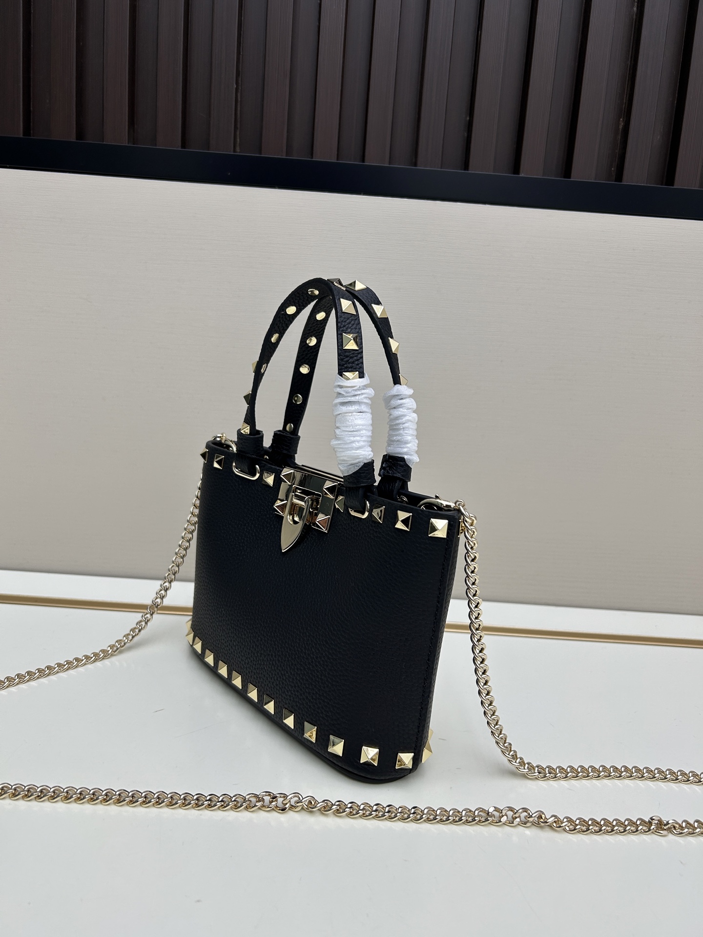 新品上架VALENTNO GARAVANI ROCKSTUD 迷你粒面小牛皮手袋 这款手袋配有手提柄和可