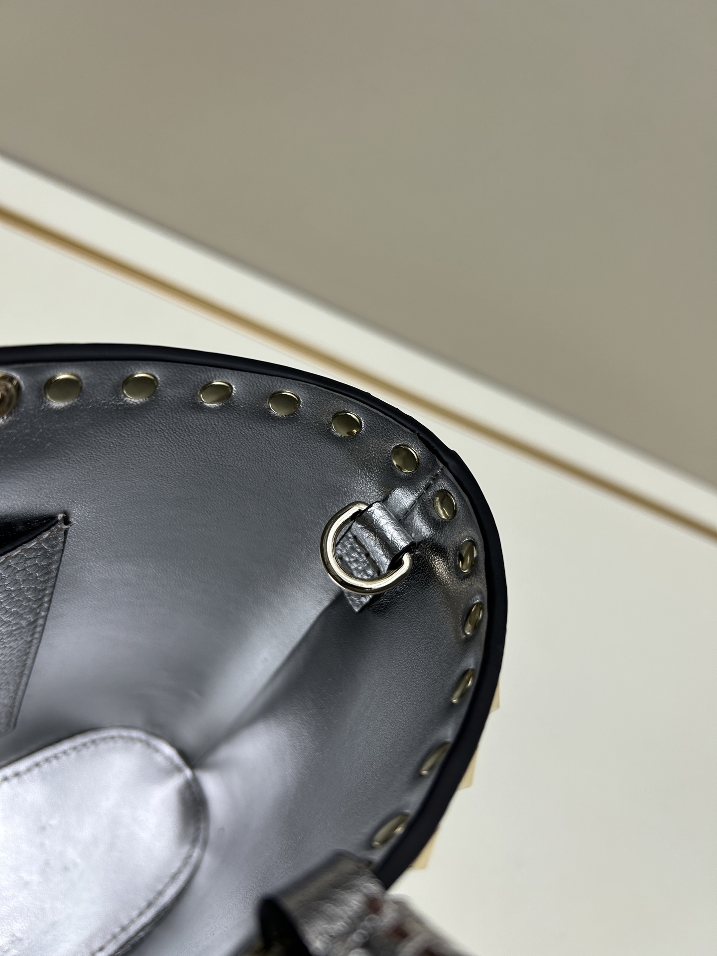 新品上架VALENTNO GARAVANI ROCKSTUD 迷你粒面小牛皮手袋 这款手袋配有手提柄和可