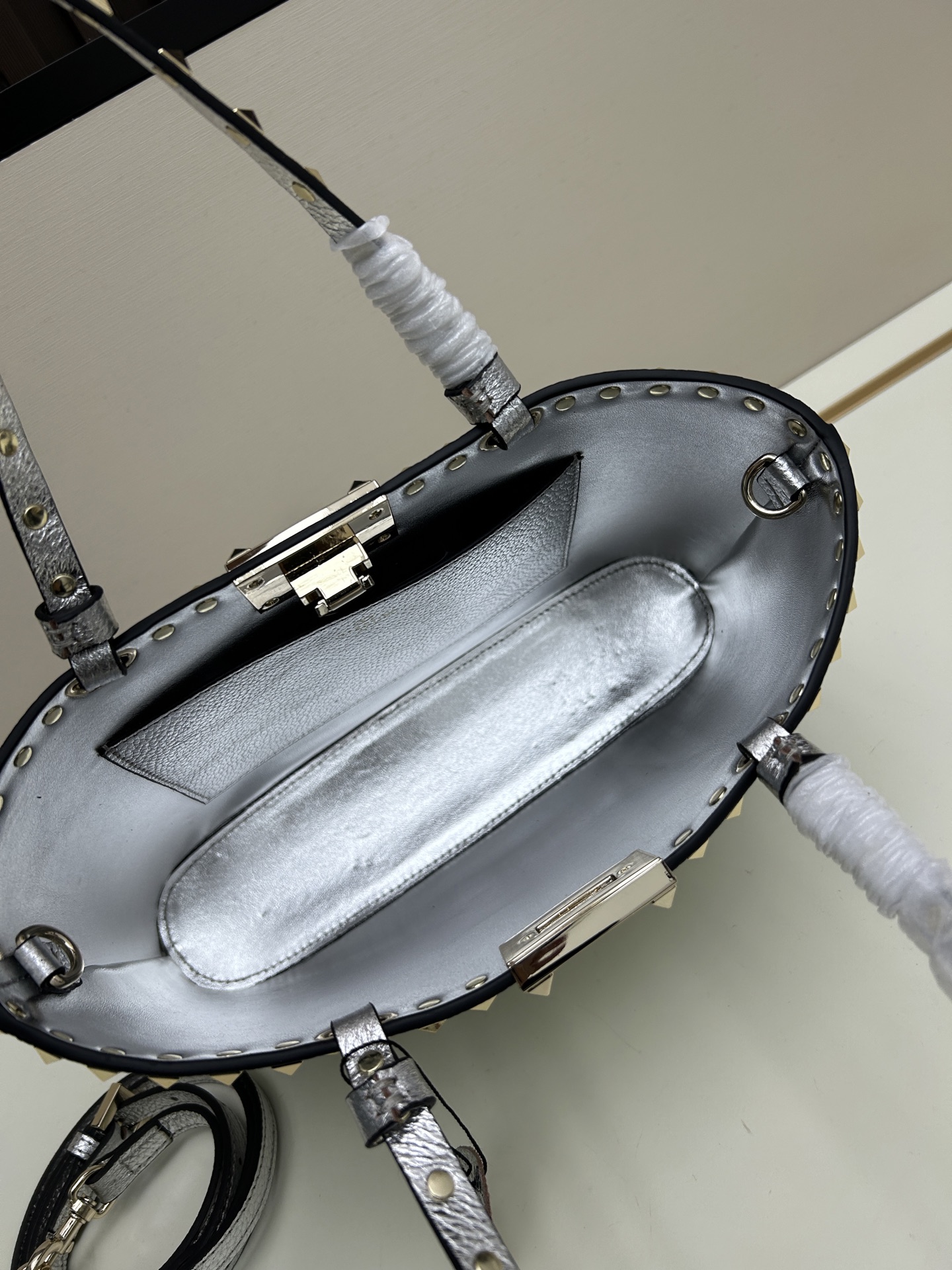 新品上架VALENTNO GARAVANI ROCKSTUD 迷你粒面小牛皮手袋 这款手袋配有手提柄和可