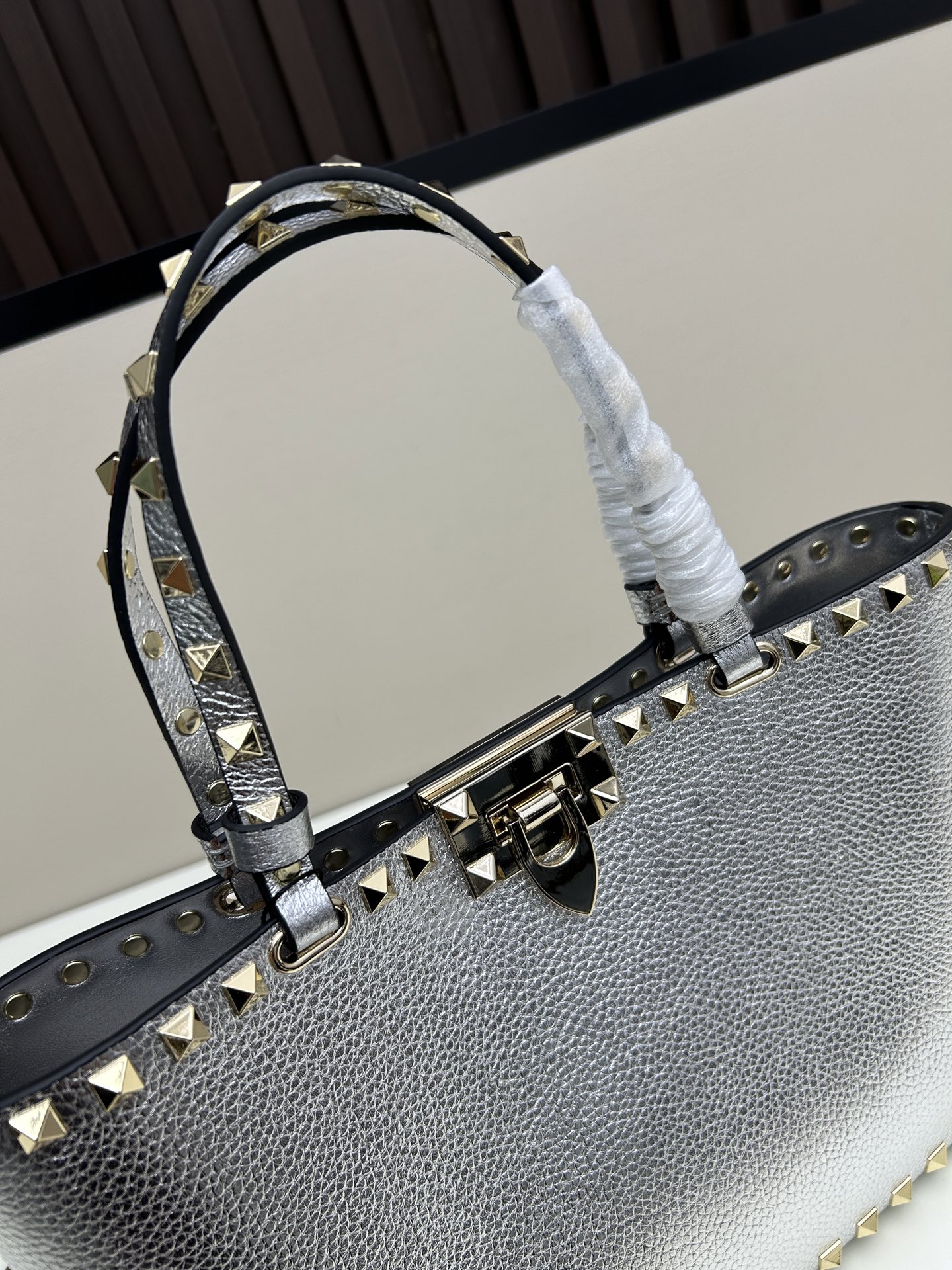 新品上架VALENTNO GARAVANI ROCKSTUD 迷你粒面小牛皮手袋 这款手袋配有手提柄和可