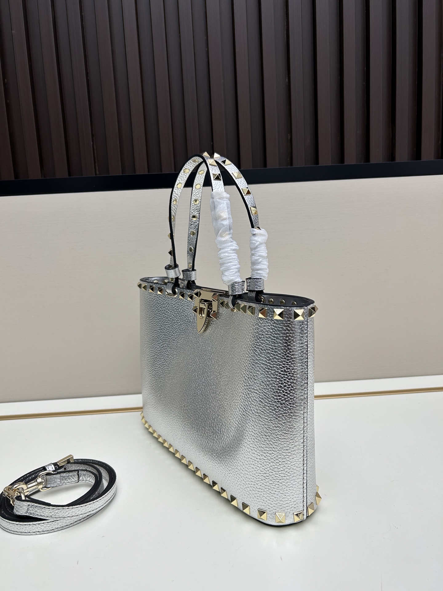 新品上架VALENTNO GARAVANI ROCKSTUD 迷你粒面小牛皮手袋 这款手袋配有手提柄和可