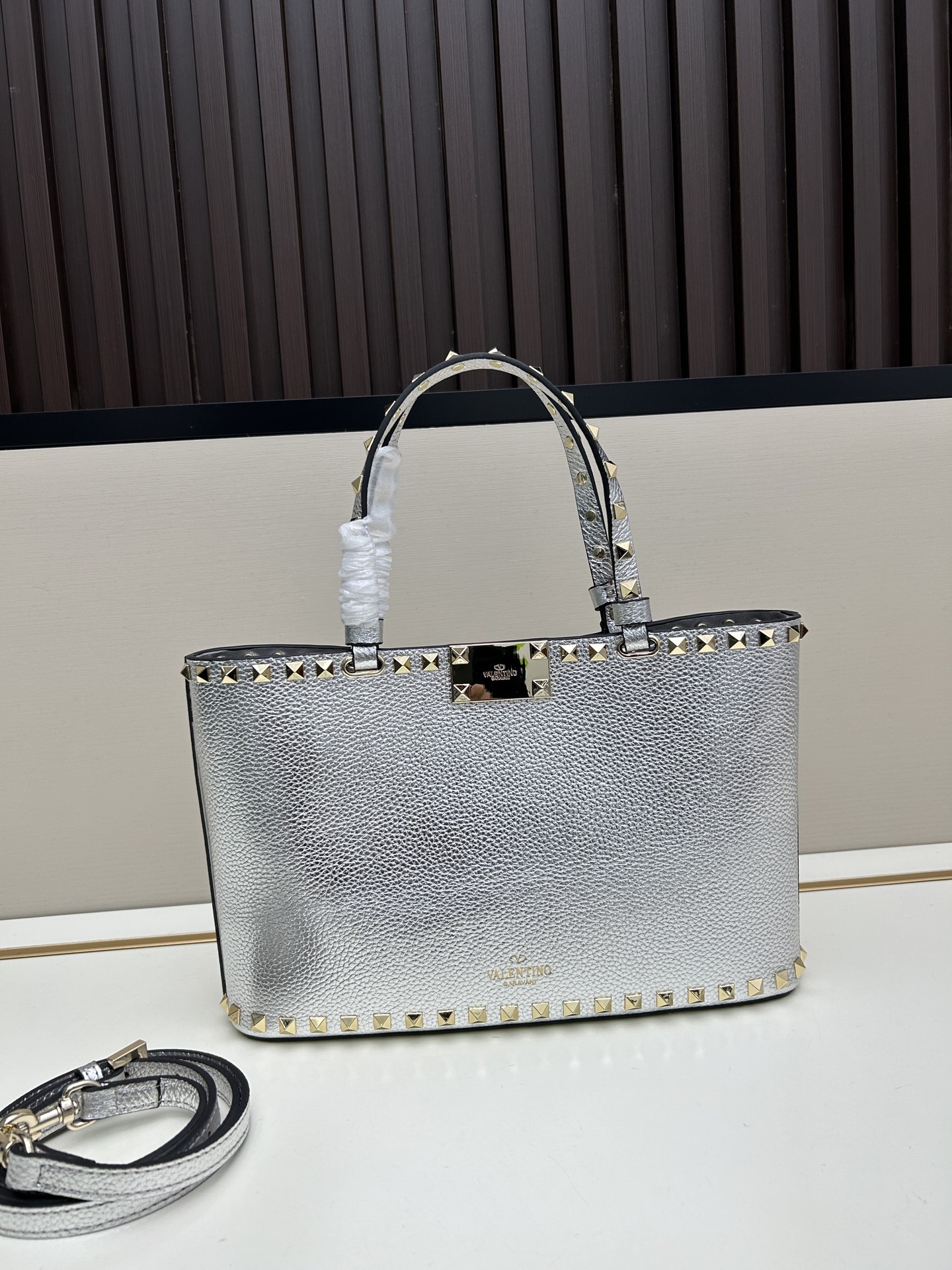 新品上架VALENTNO GARAVANI ROCKSTUD 迷你粒面小牛皮手袋 这款手袋配有手提柄和可