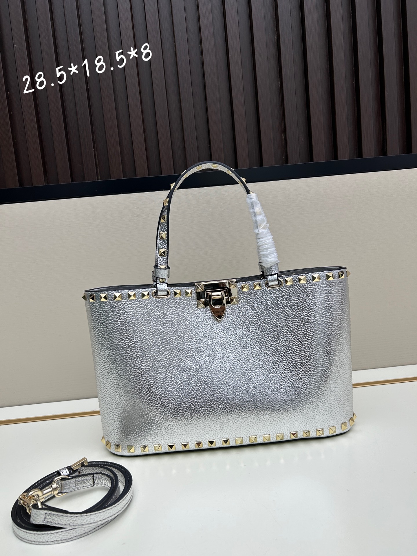 新品上架VALENTNO GARAVANI ROCKSTUD 迷你粒面小牛皮手袋 这款手袋配有手提柄和可