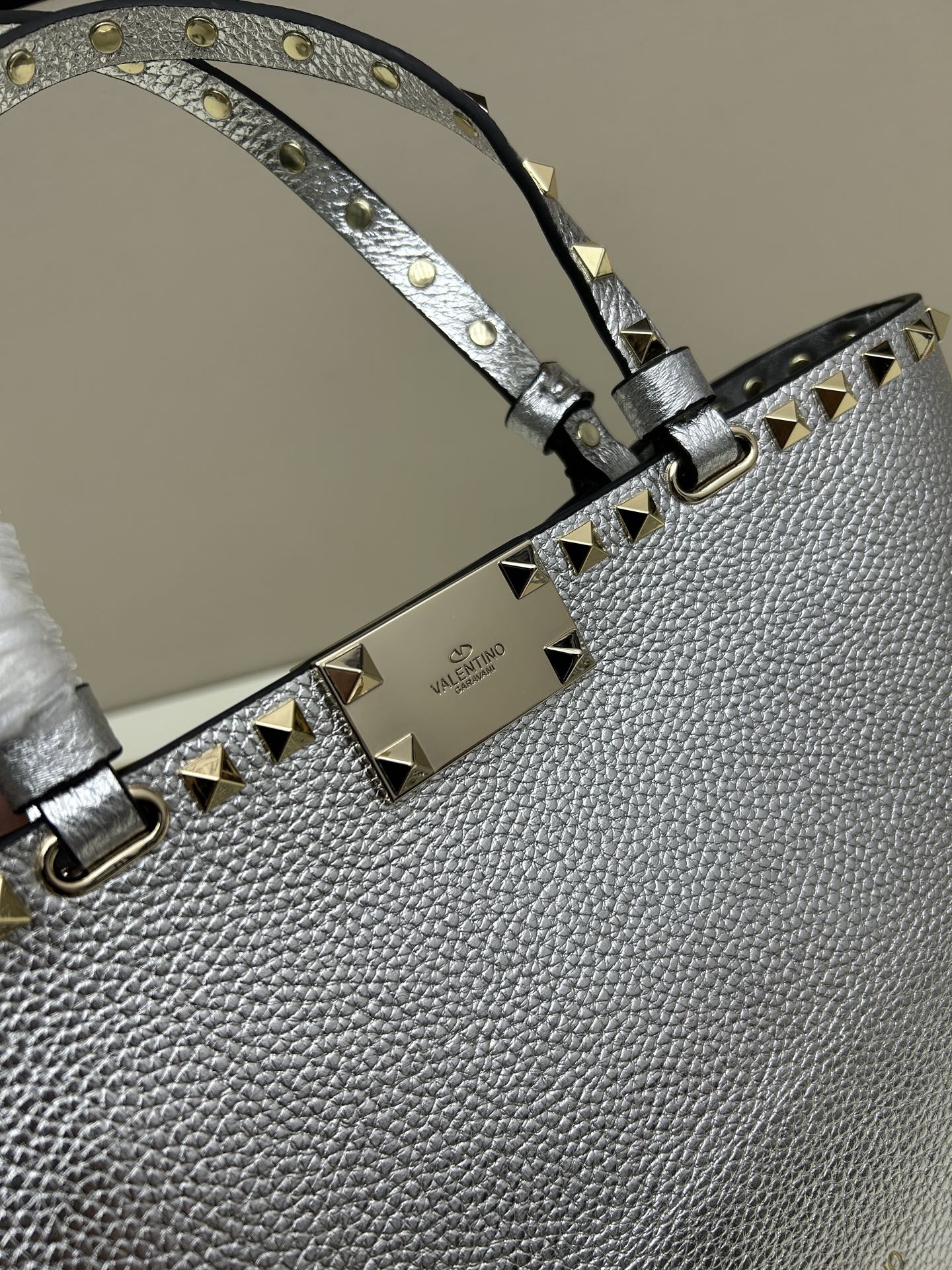 新品上架VALENTNO GARAVANI ROCKSTUD 迷你粒面小牛皮手袋 这款手袋配有手提柄和可