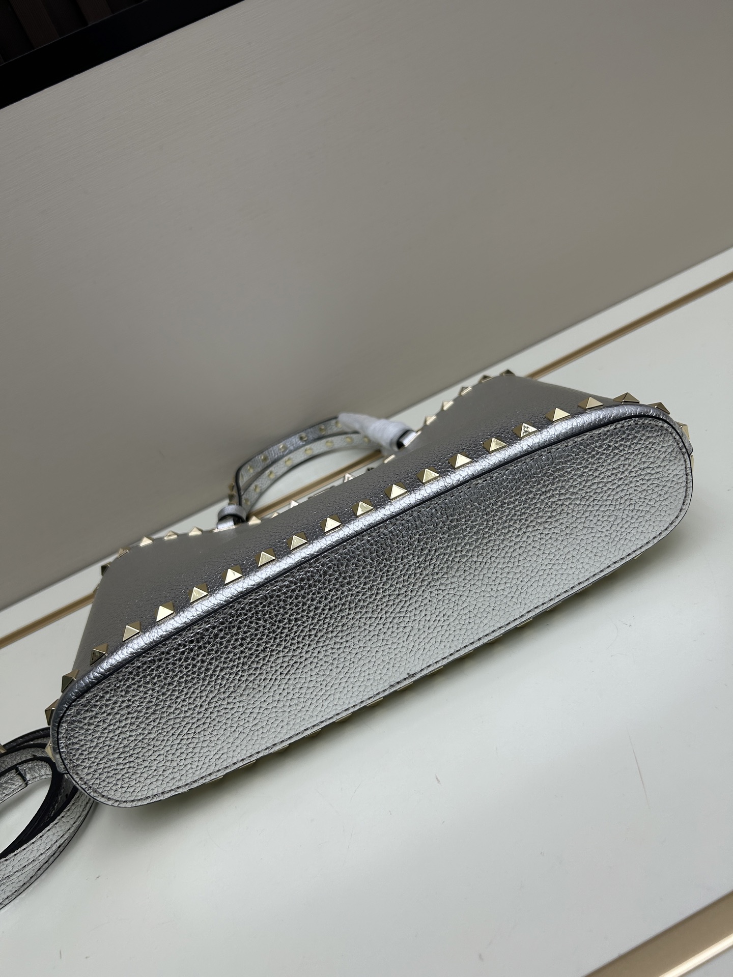 新品上架VALENTNO GARAVANI ROCKSTUD 迷你粒面小牛皮手袋 这款手袋配有手提柄和可