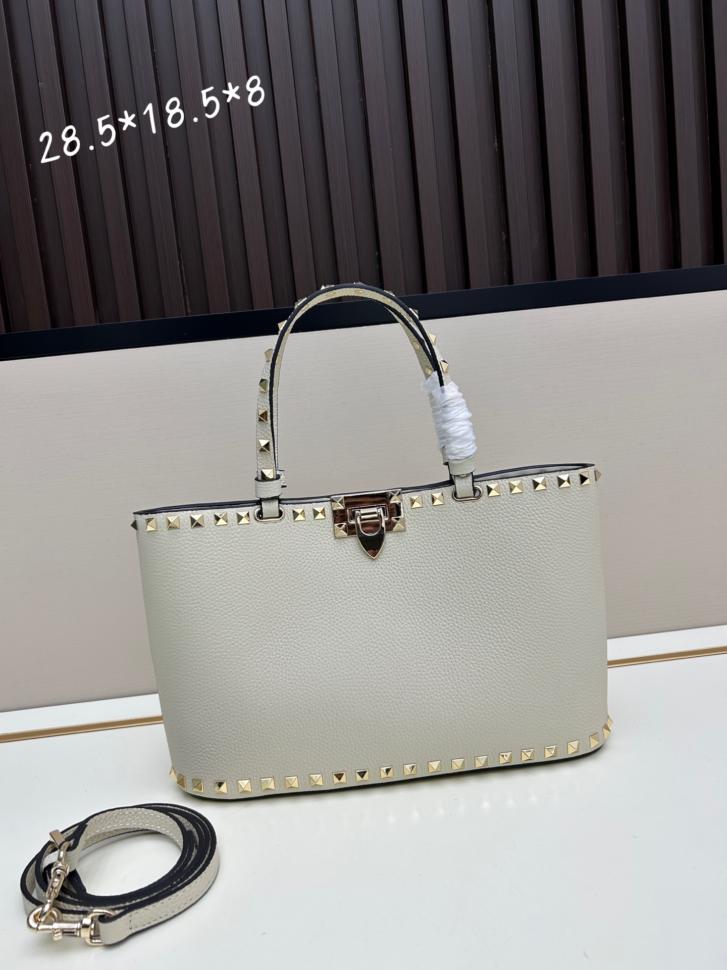 新品上架VALENTNO GARAVANI ROCKSTUD 迷你粒面小牛皮手袋 这款手袋配有手提柄和可