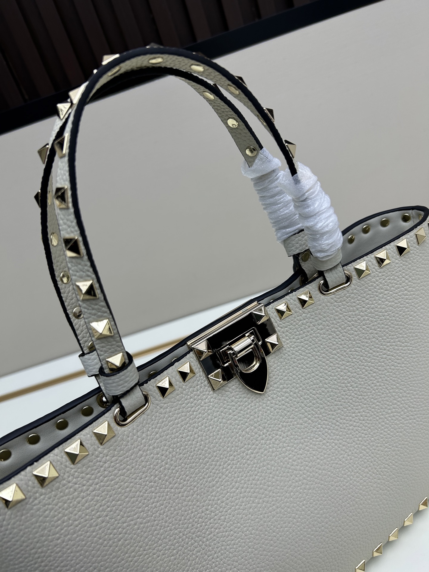 新品上架VALENTNO GARAVANI ROCKSTUD 迷你粒面小牛皮手袋 这款手袋配有手提柄和可