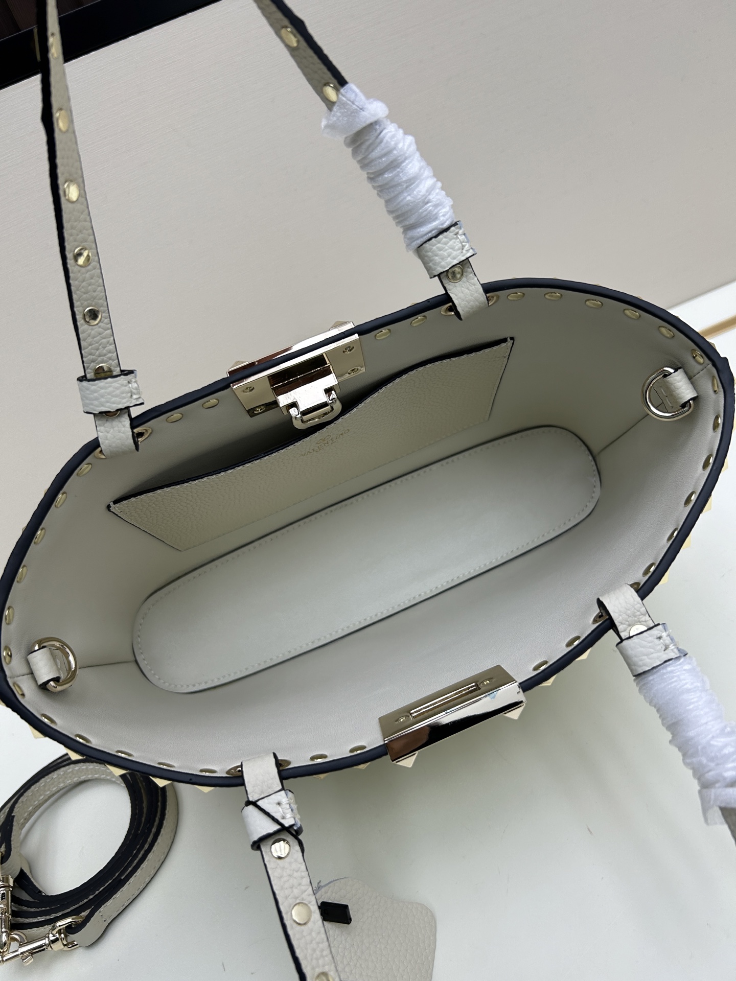 新品上架VALENTNO GARAVANI ROCKSTUD 迷你粒面小牛皮手袋 这款手袋配有手提柄和可