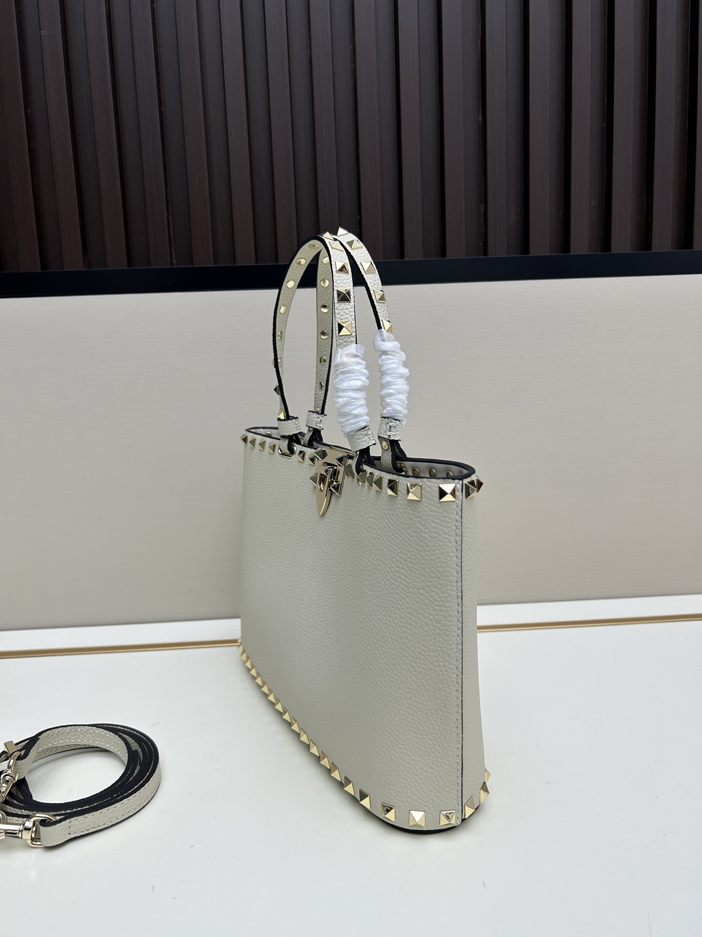 新品上架VALENTNO GARAVANI ROCKSTUD 迷你粒面小牛皮手袋 这款手袋配有手提柄和可