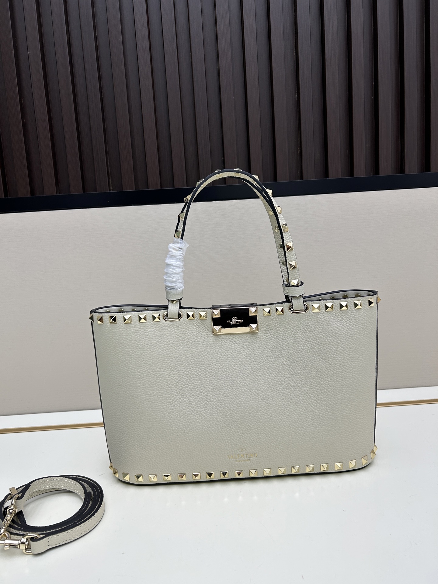 新品上架VALENTNO GARAVANI ROCKSTUD 迷你粒面小牛皮手袋 这款手袋配有手提柄和可