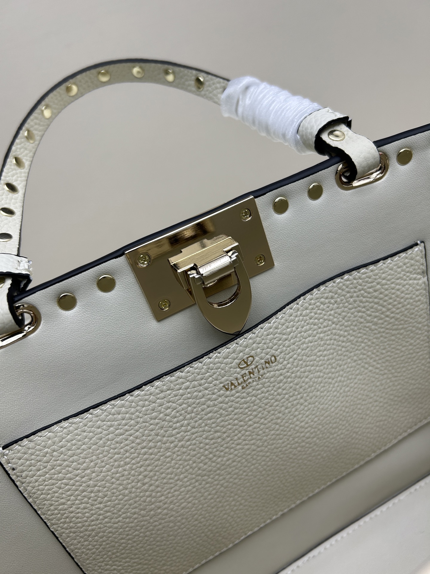 新品上架VALENTNO GARAVANI ROCKSTUD 迷你粒面小牛皮手袋 这款手袋配有手提柄和可