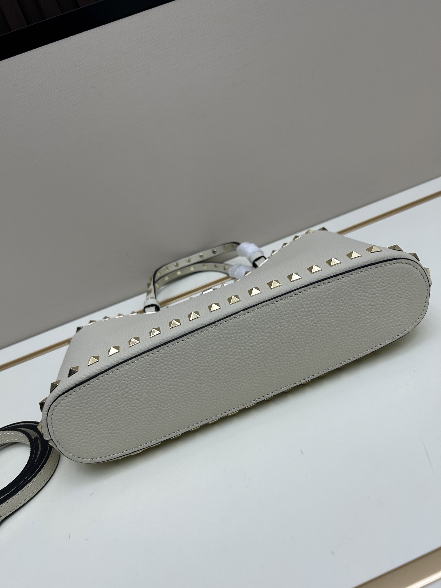 新品上架VALENTNO GARAVANI ROCKSTUD 迷你粒面小牛皮手袋 这款手袋配有手提柄和可