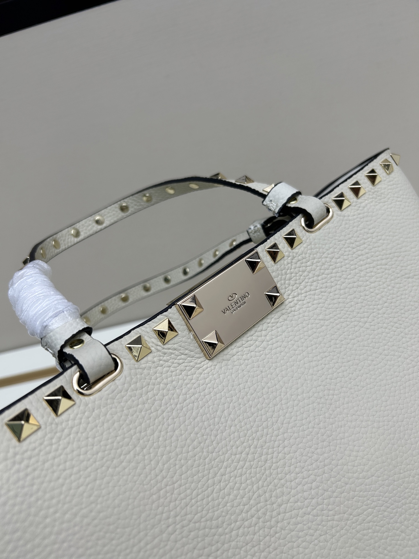 新品上架VALENTNO GARAVANI ROCKSTUD 迷你粒面小牛皮手袋 这款手袋配有手提柄和可