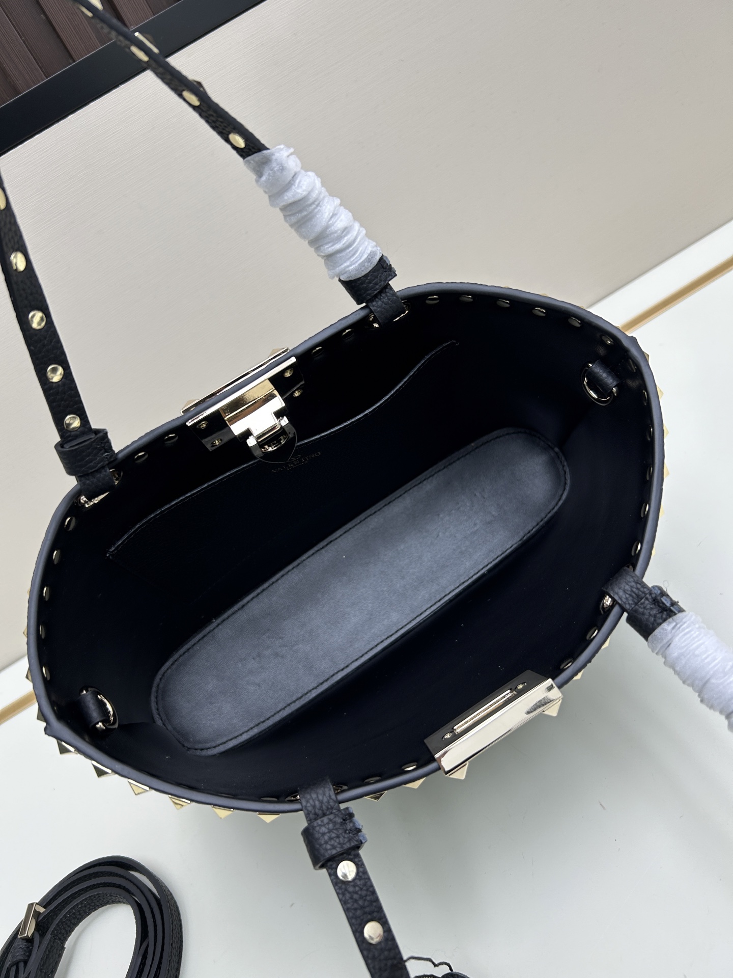 新品上架VALENTNO GARAVANI ROCKSTUD 迷你粒面小牛皮手袋 这款手袋配有手提柄和可