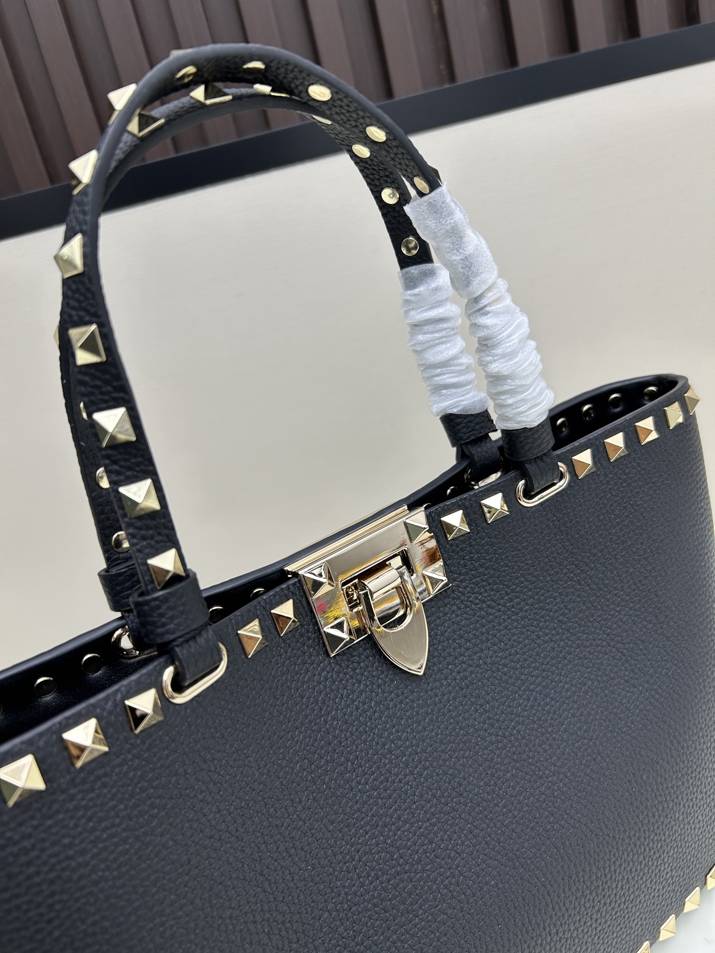 新品上架VALENTNO GARAVANI ROCKSTUD 迷你粒面小牛皮手袋 这款手袋配有手提柄和可