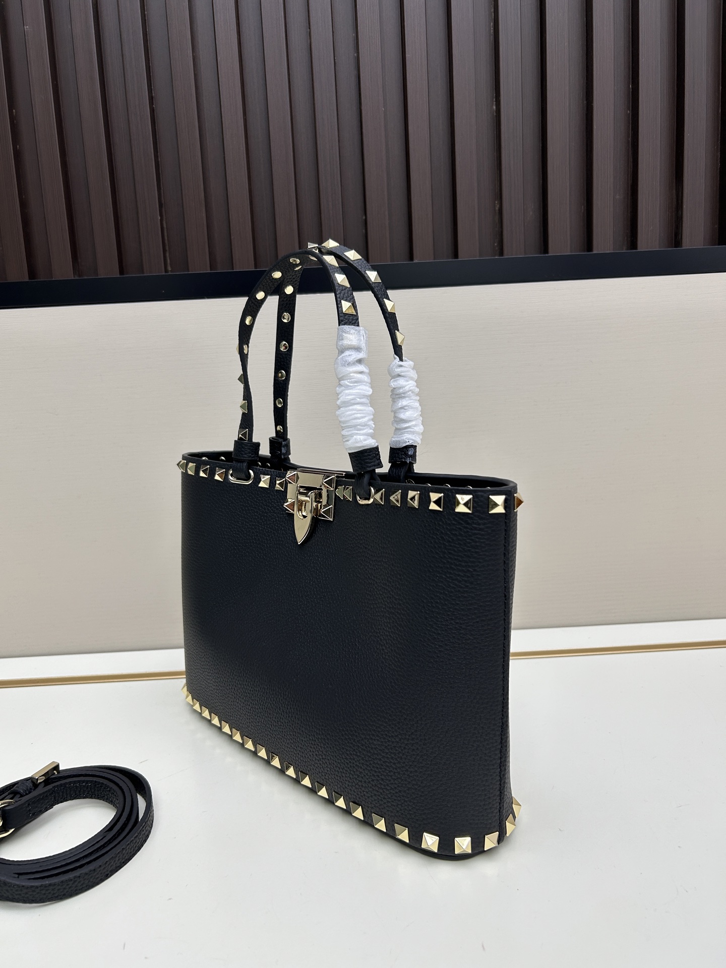 新品上架VALENTNO GARAVANI ROCKSTUD 迷你粒面小牛皮手袋 这款手袋配有手提柄和可