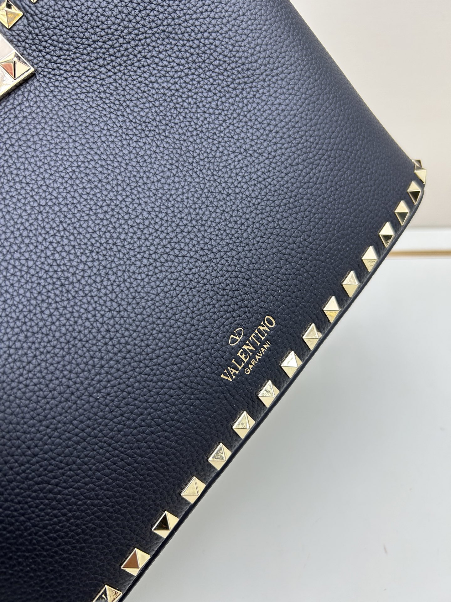 新品上架VALENTNO GARAVANI ROCKSTUD 迷你粒面小牛皮手袋 这款手袋配有手提柄和可