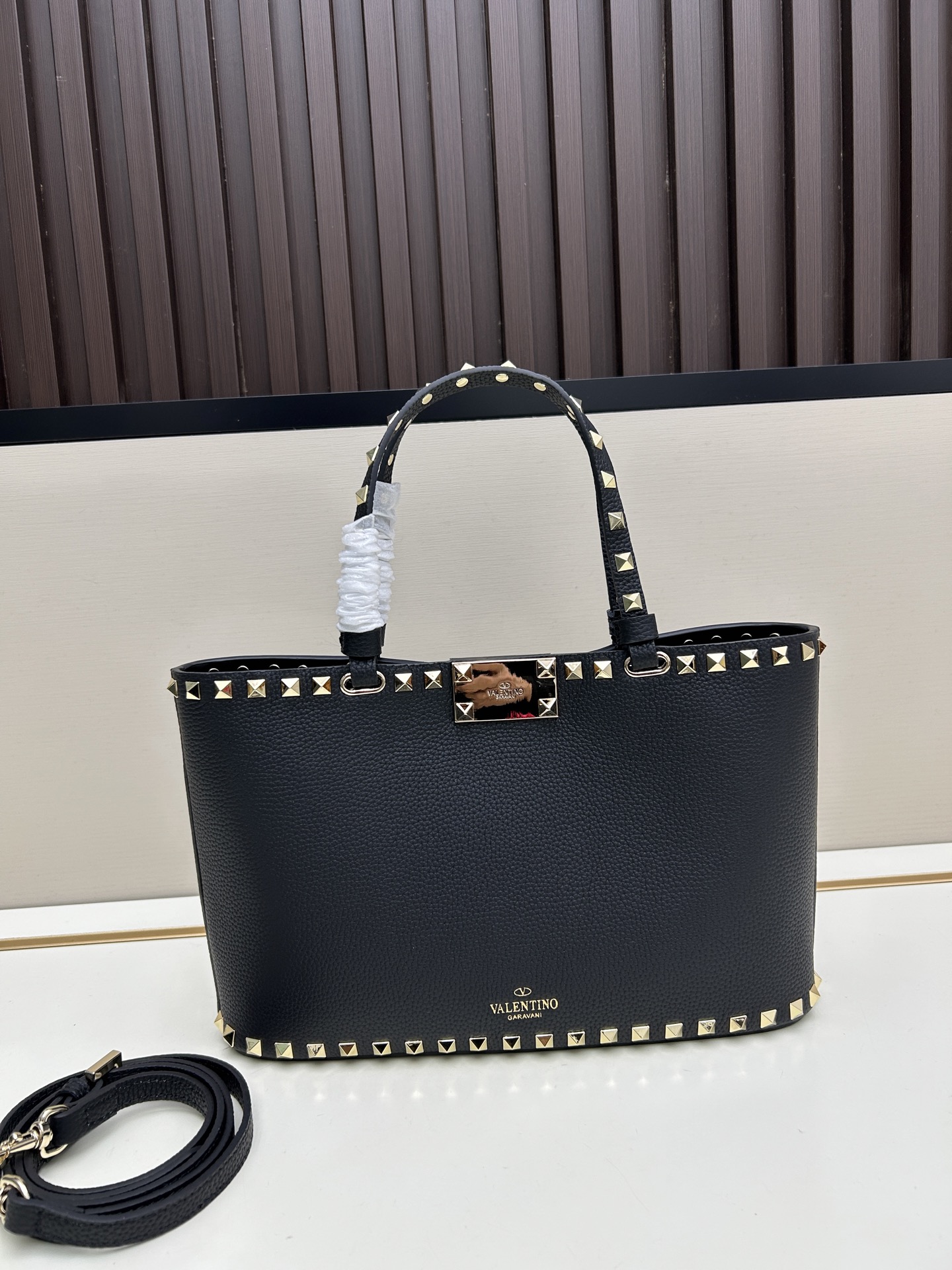 新品上架VALENTNO GARAVANI ROCKSTUD 迷你粒面小牛皮手袋 这款手袋配有手提柄和可