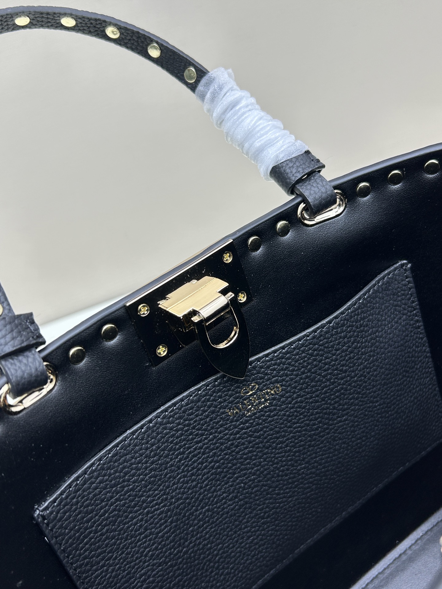 新品上架VALENTNO GARAVANI ROCKSTUD 迷你粒面小牛皮手袋 这款手袋配有手提柄和可