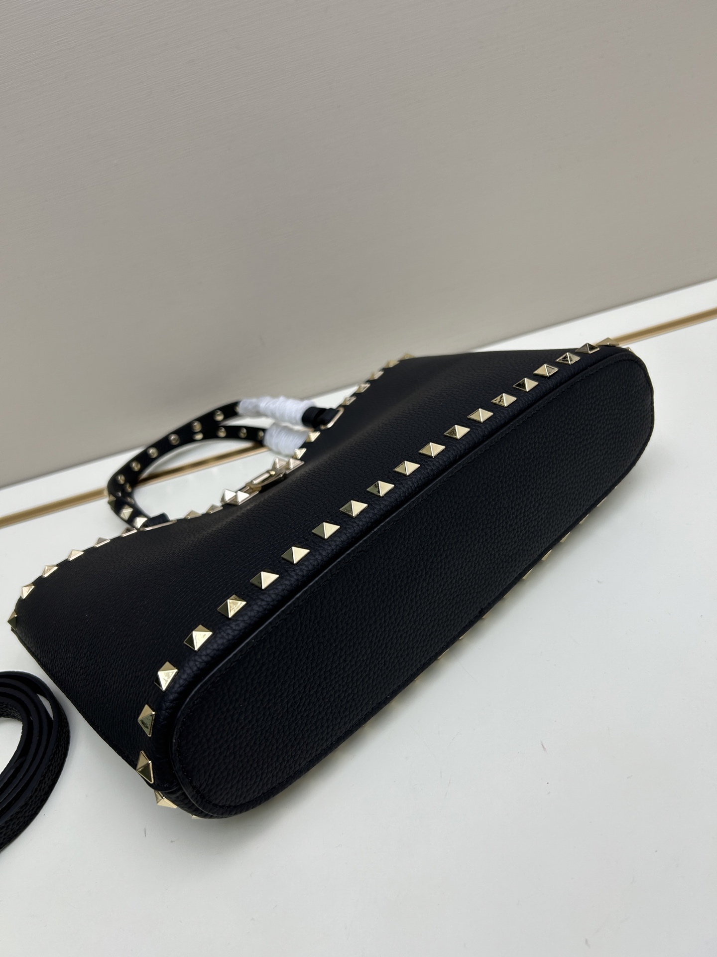 新品上架VALENTNO GARAVANI ROCKSTUD 迷你粒面小牛皮手袋 这款手袋配有手提柄和可