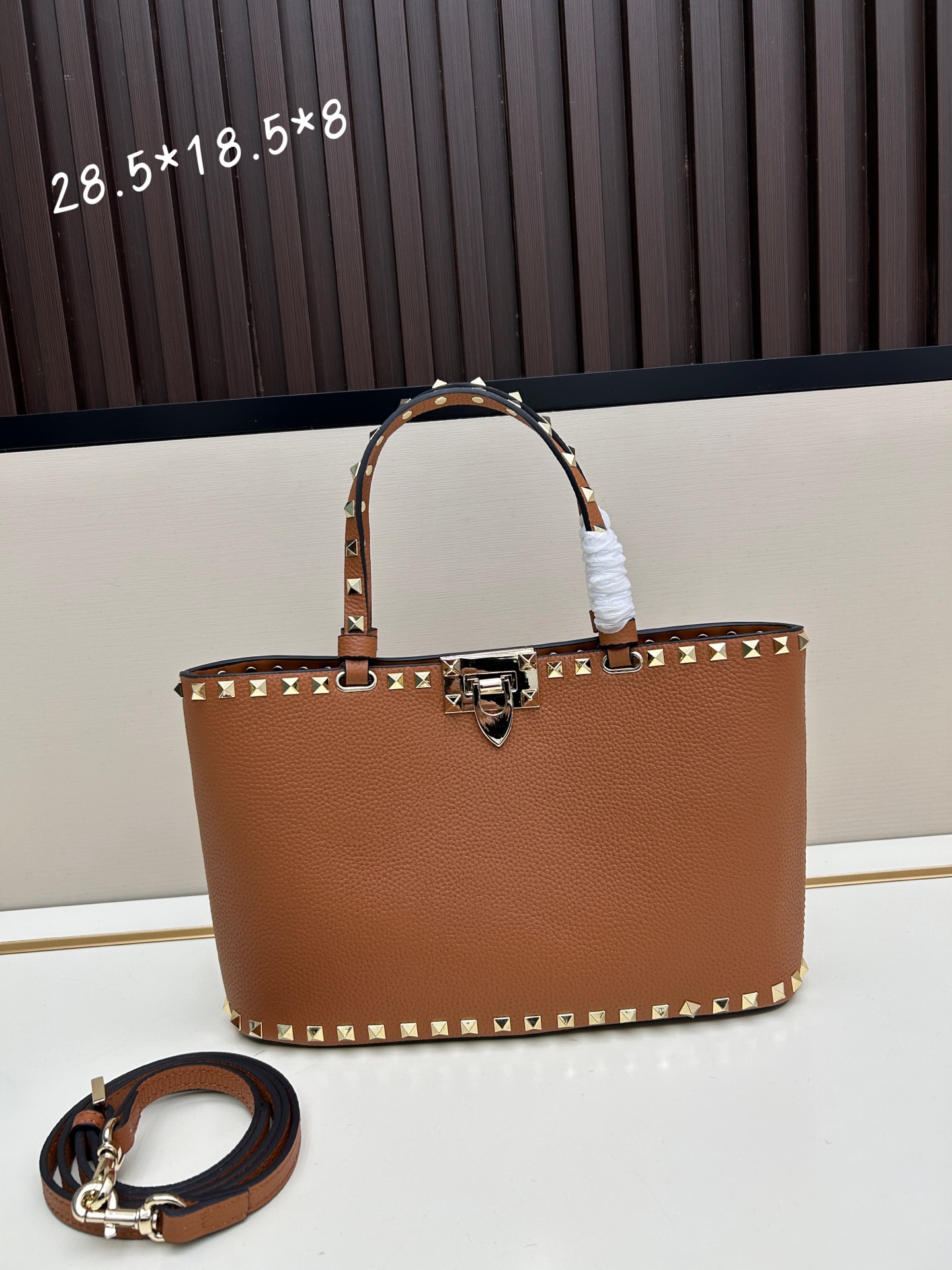 新品上架VALENTNO GARAVANI ROCKSTUD 迷你粒面小牛皮手袋 这款手袋配有手提柄和可