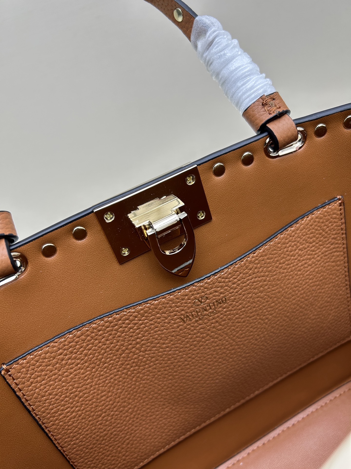 新品上架VALENTNO GARAVANI ROCKSTUD 迷你粒面小牛皮手袋 这款手袋配有手提柄和可