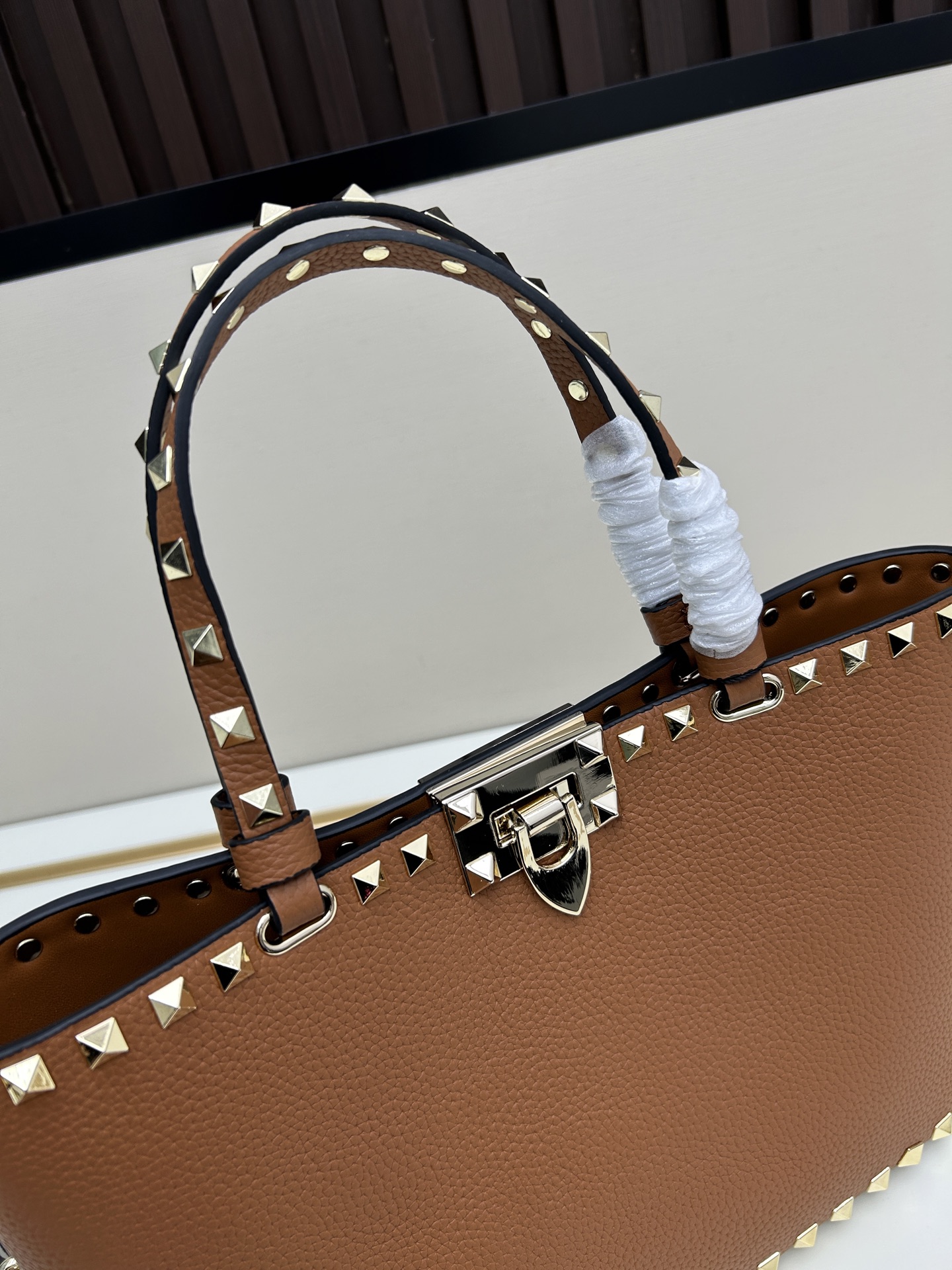 新品上架VALENTNO GARAVANI ROCKSTUD 迷你粒面小牛皮手袋 这款手袋配有手提柄和可