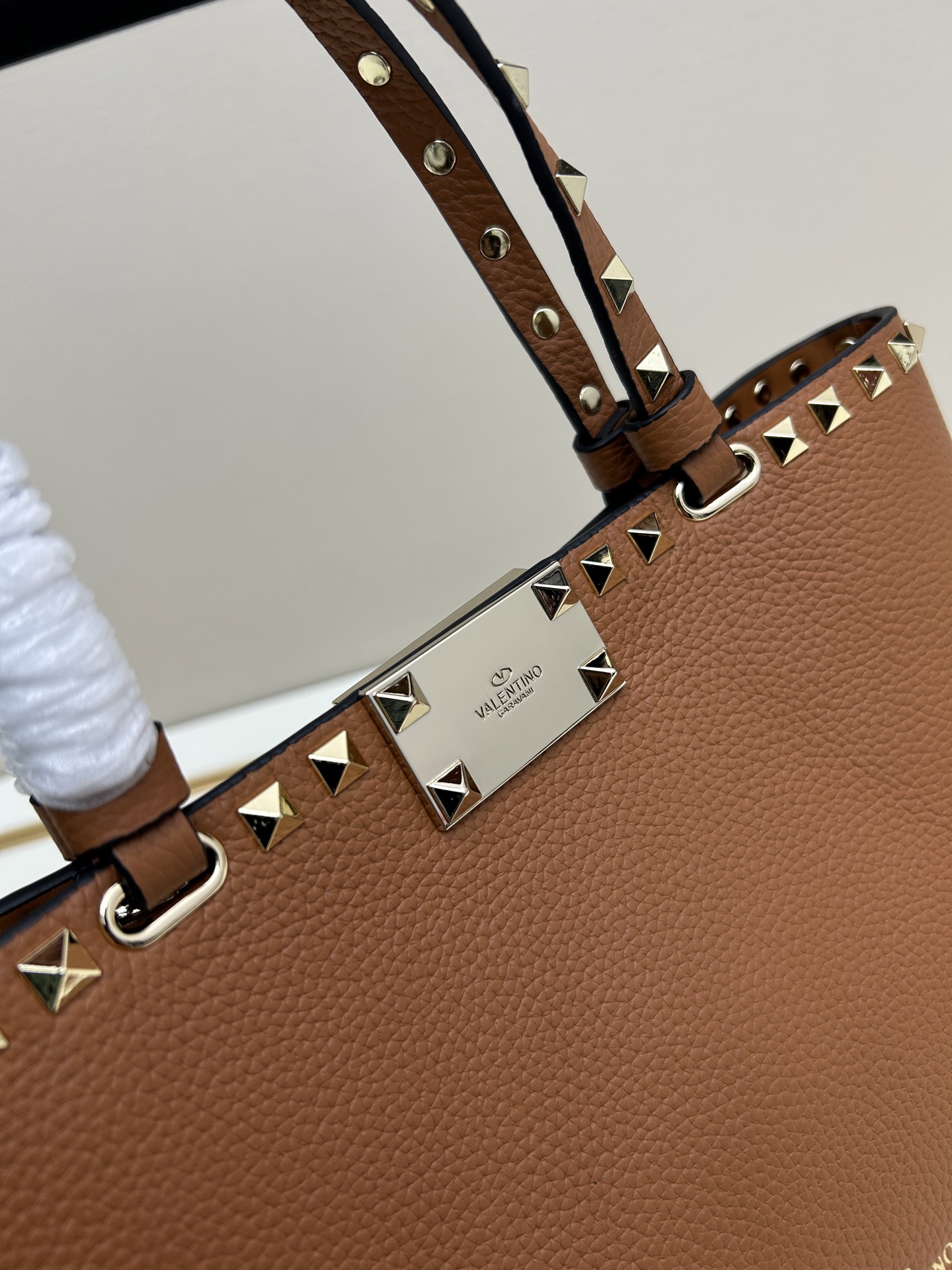 新品上架VALENTNO GARAVANI ROCKSTUD 迷你粒面小牛皮手袋 这款手袋配有手提柄和可