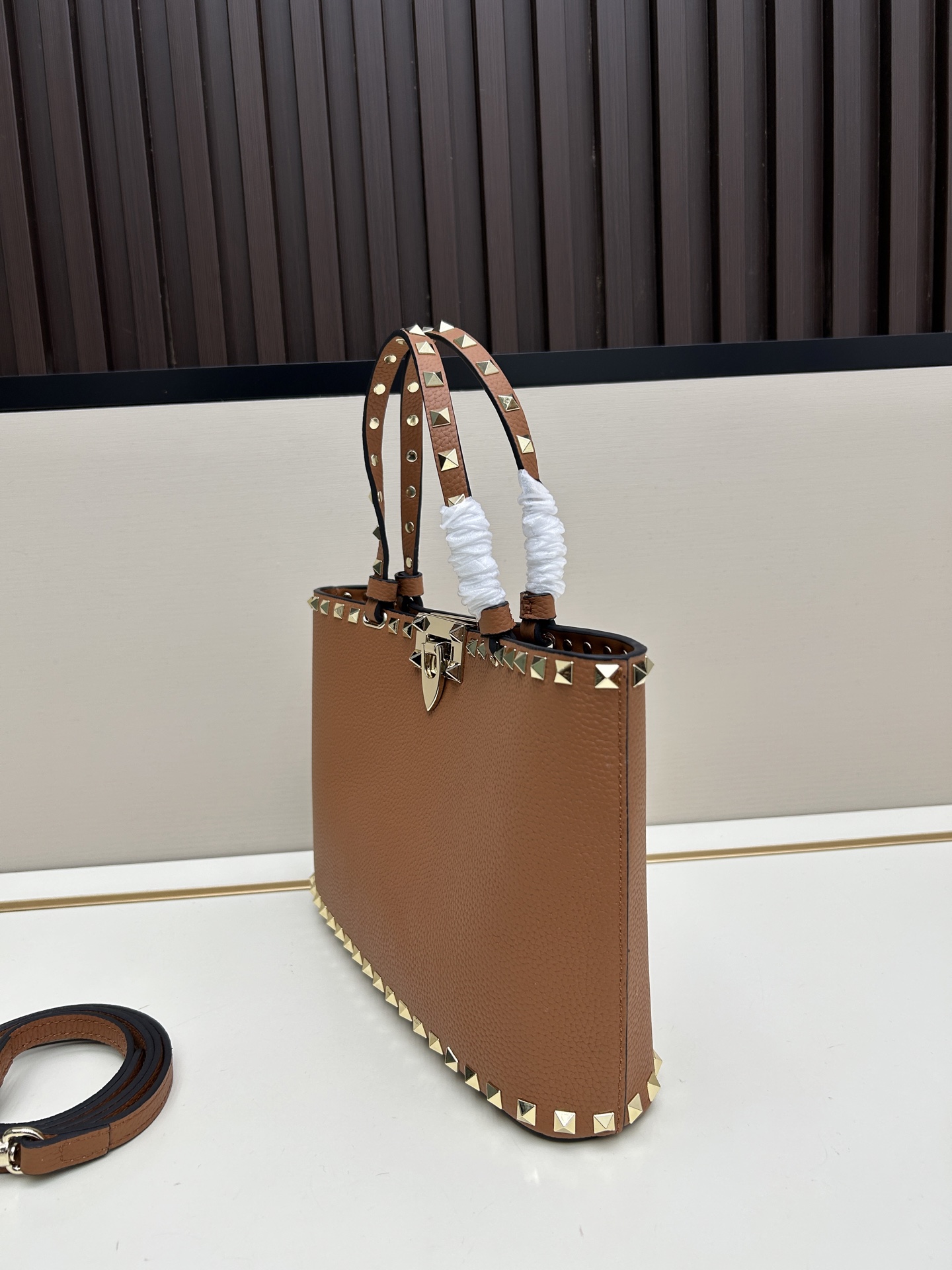 新品上架VALENTNO GARAVANI ROCKSTUD 迷你粒面小牛皮手袋 这款手袋配有手提柄和可