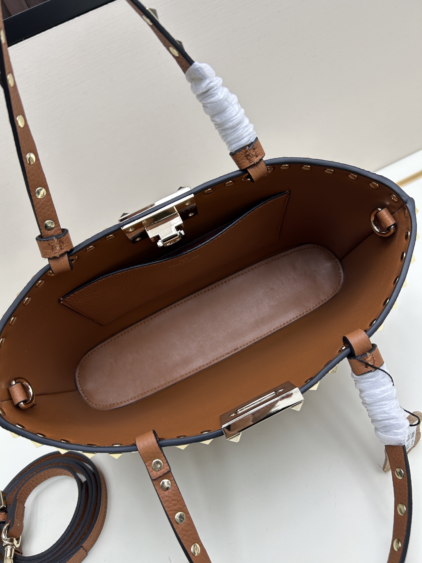 新品上架VALENTNO GARAVANI ROCKSTUD 迷你粒面小牛皮手袋 这款手袋配有手提柄和可